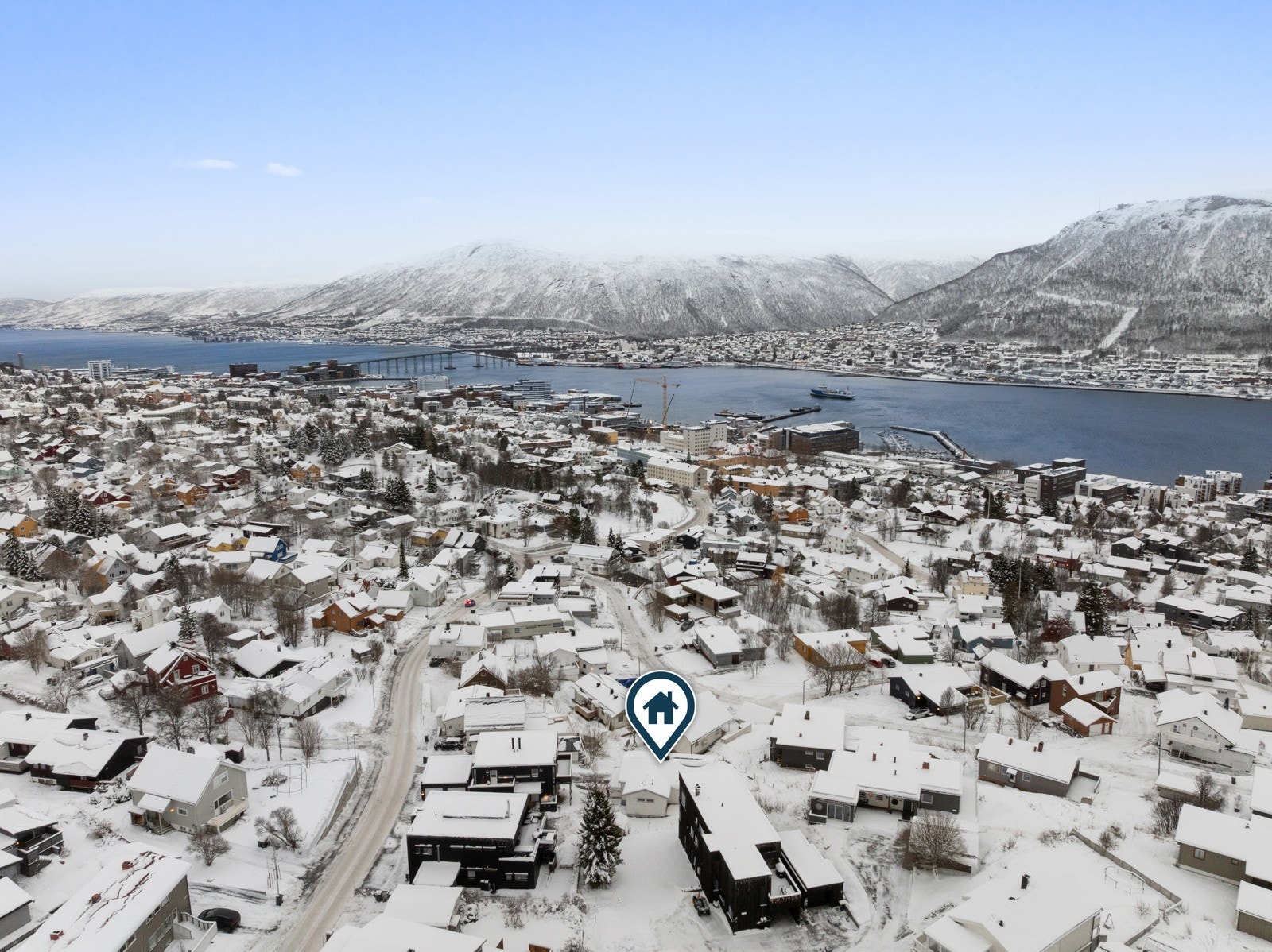 Etterspurt og barnevennlig beliggenhet med nærhet til dagligvare, barnehage, skole og fritidstilbud.