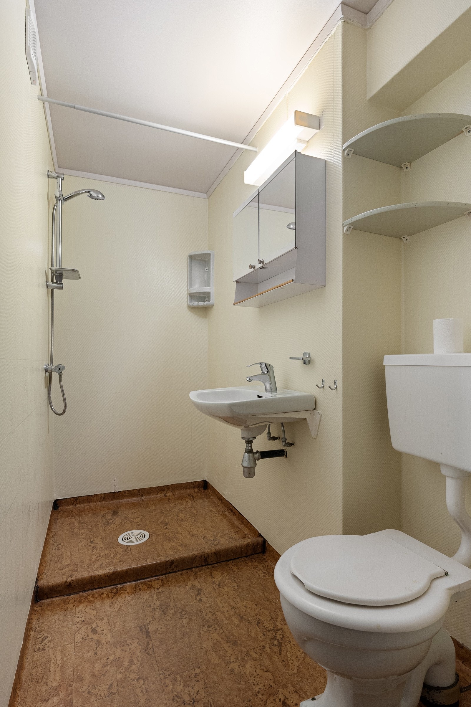 Bad hybeldel underetasje.