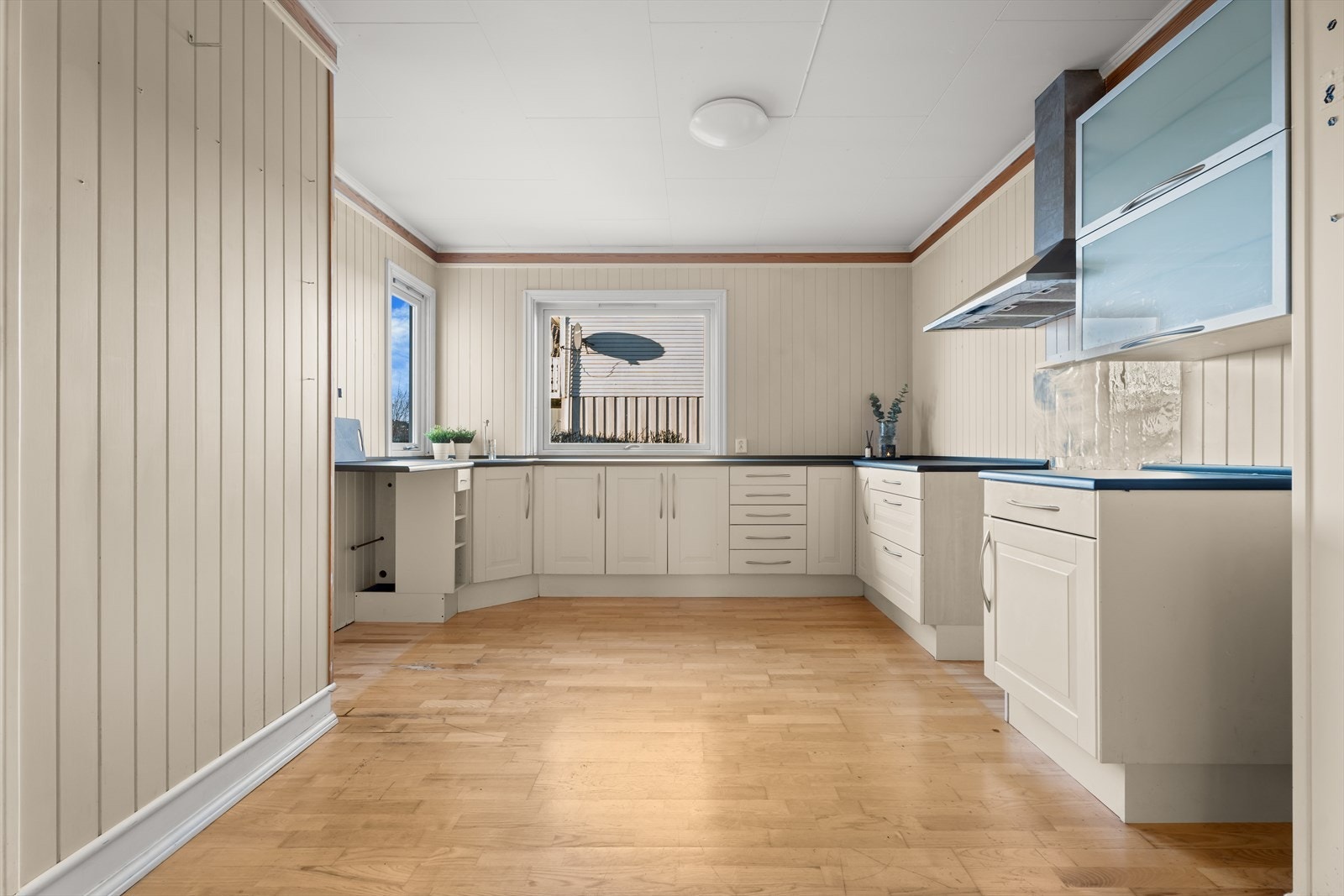 Kjøkkenet er innredet med malte profilerte fronter, benkeplater av heltre med oppvaskkum og ettgreps armatur. Ingen hvitevarer. Galleribilde