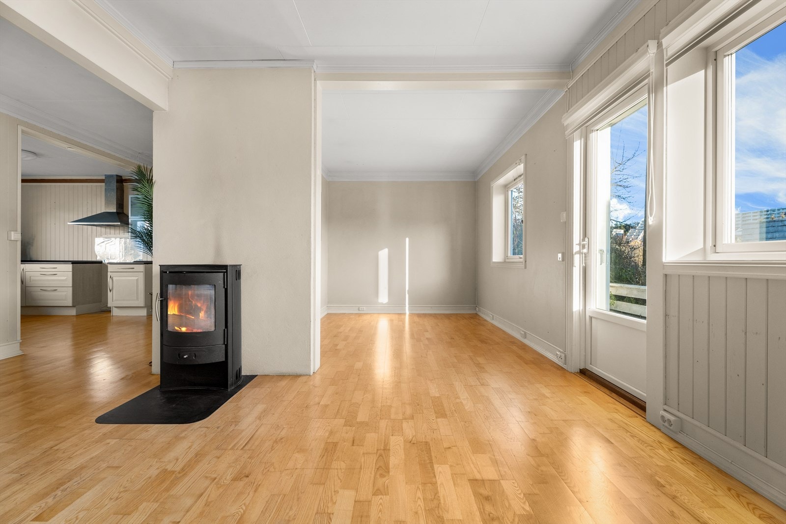 Stuen har store vindusflater som slipper inn rikelig med naturlig lys. Galleribilde