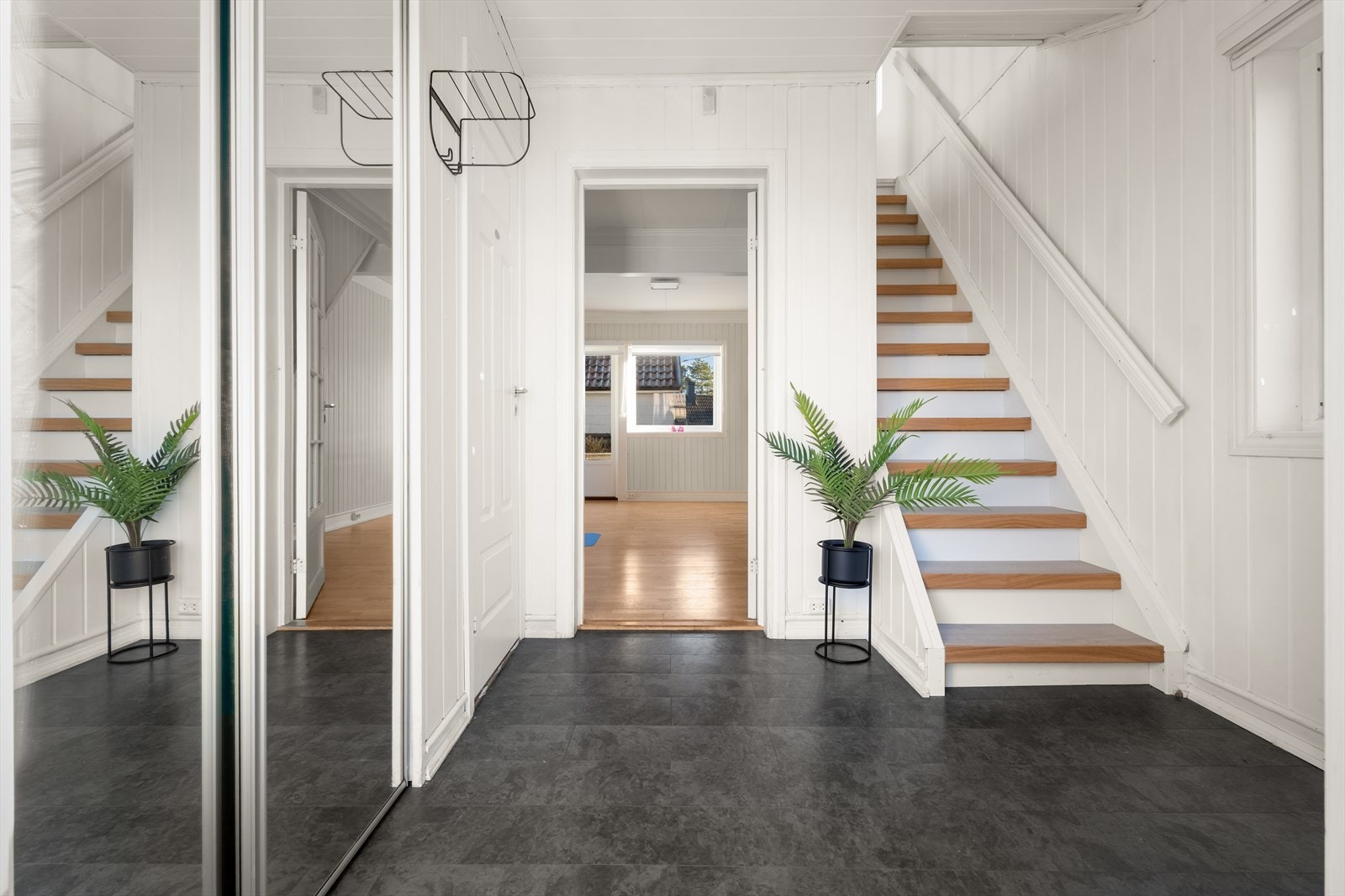 Fra entrèen blir du ført videre opp til boligens 2. etasje. Galleribilde