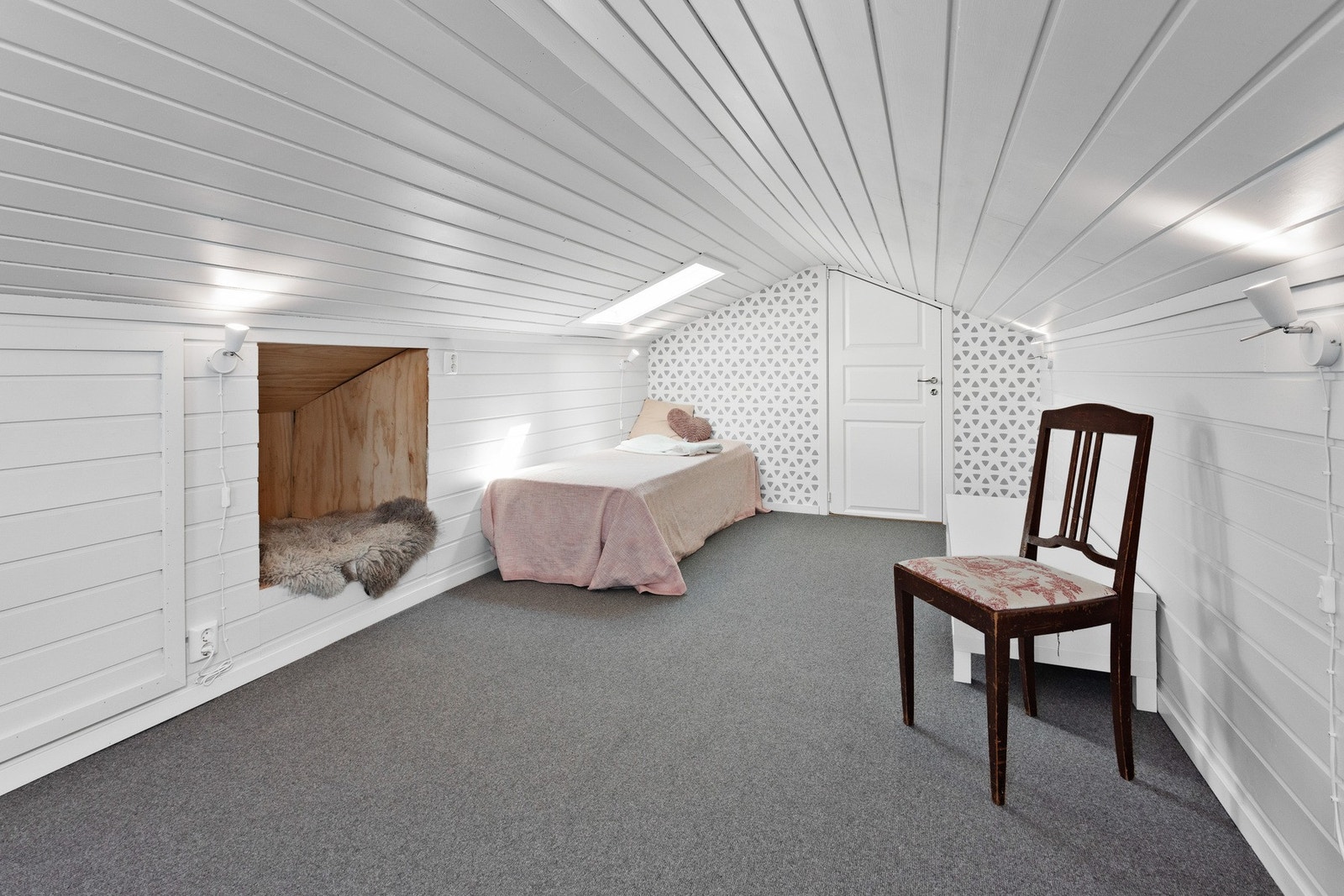 Loftarealet er ikke bruksendret, og er ikke godkjent for varig opphold. Galleribilde