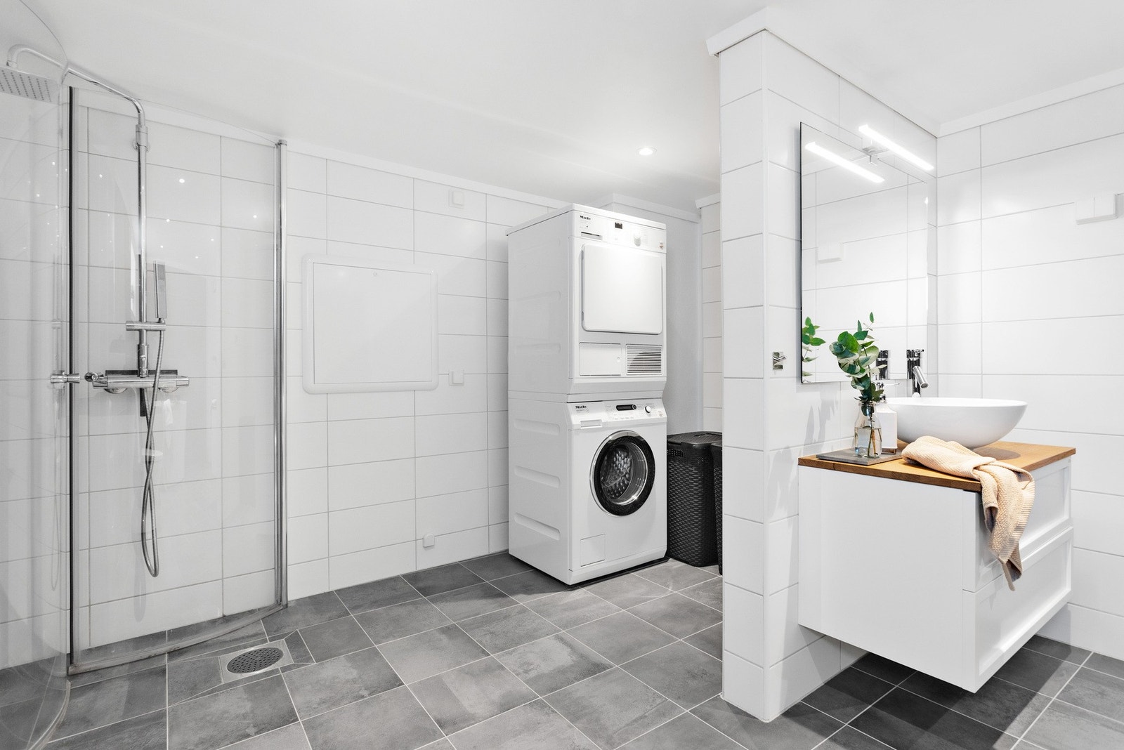 Opplegg for vaskemaskin er etablert i egen nisje, og badet har toalett, gulvvarme og downlights. Galleribilde