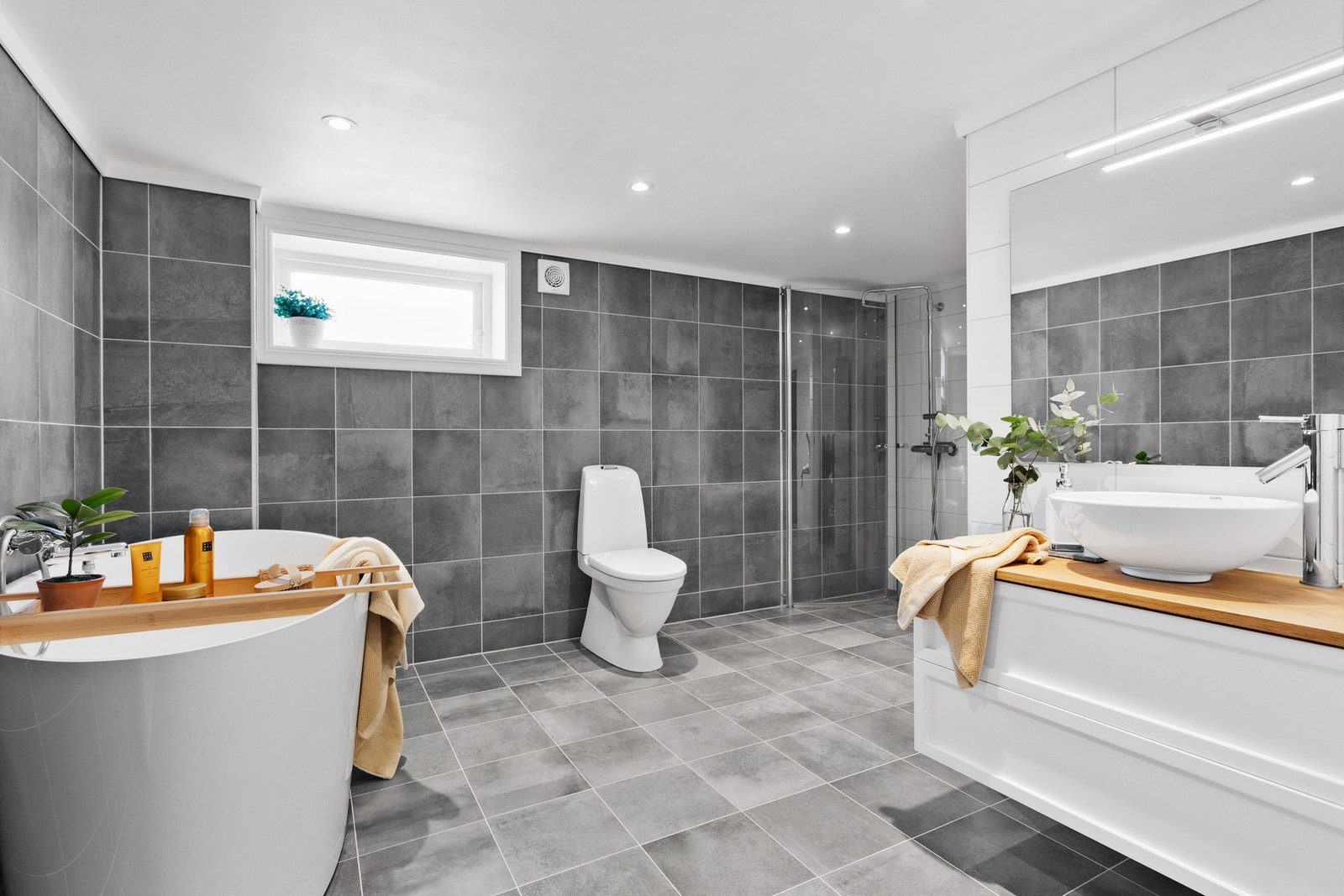 Badet nede er av god størrelse, innredet med både dusjhjørne og flott badekar. Galleribilde