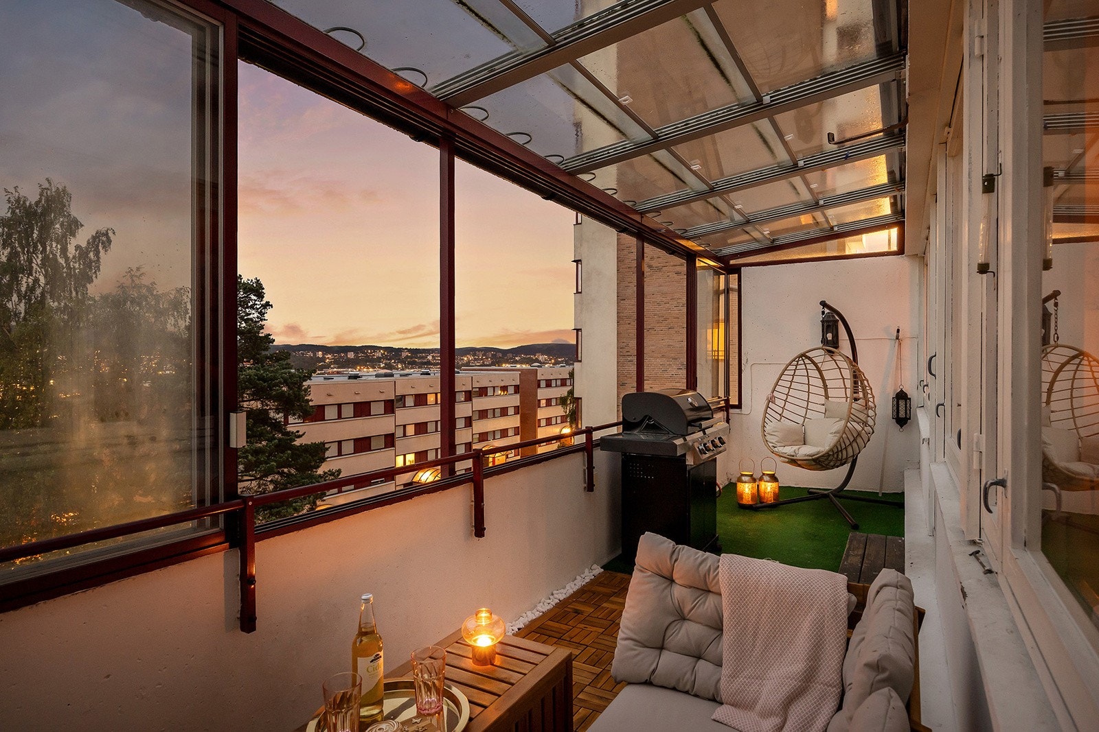 Stor innglasset balkong på 14 m2. Galleribilde