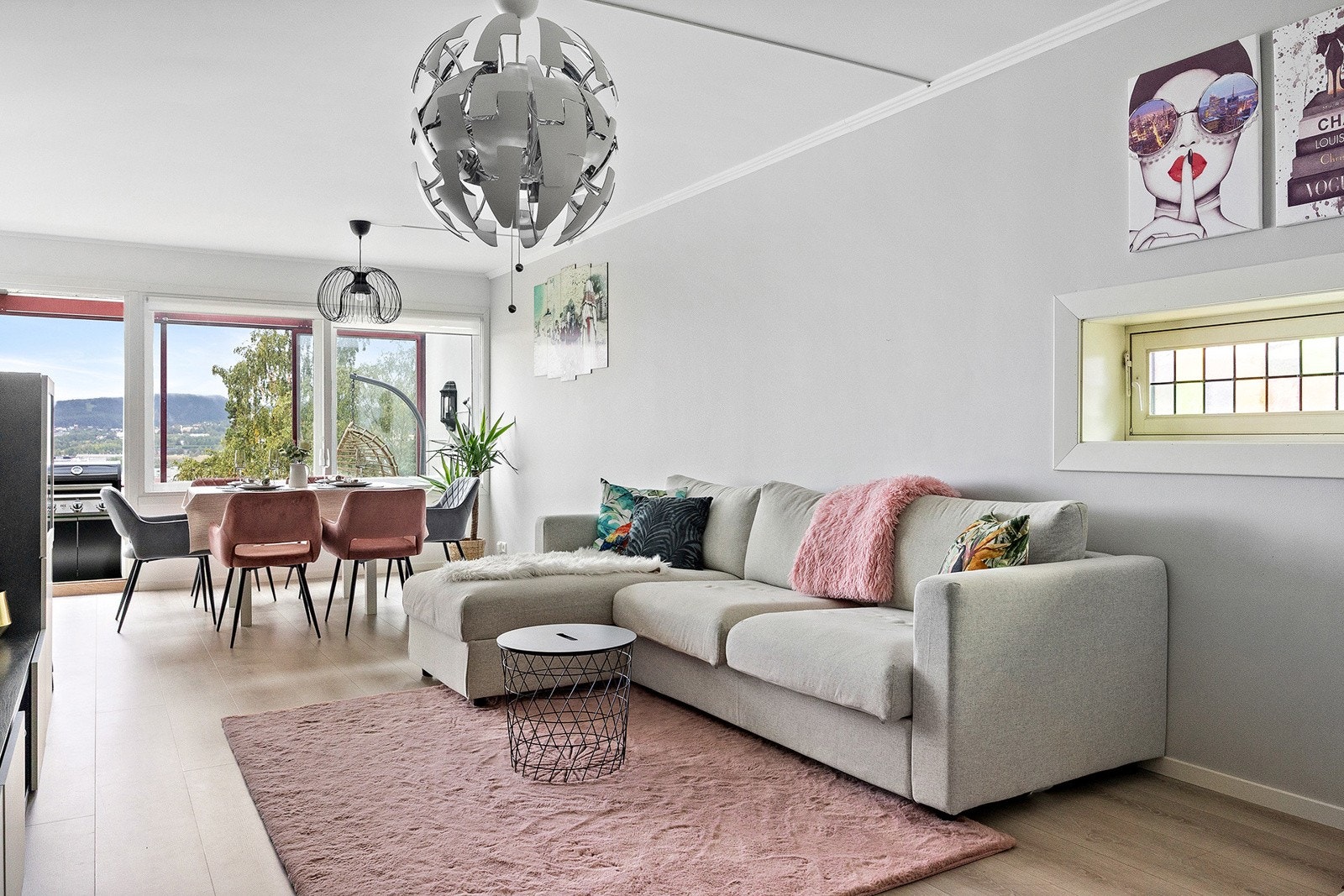 Stuen slipper inn rikelig med dagslys Galleribilde