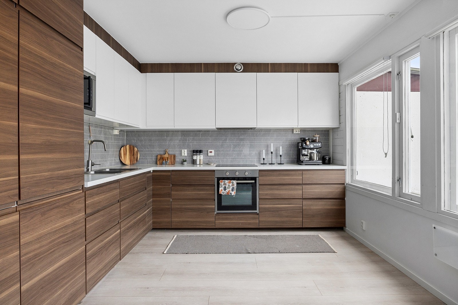 Kjøkkenet er innredet med fine moderne fronter Galleribilde