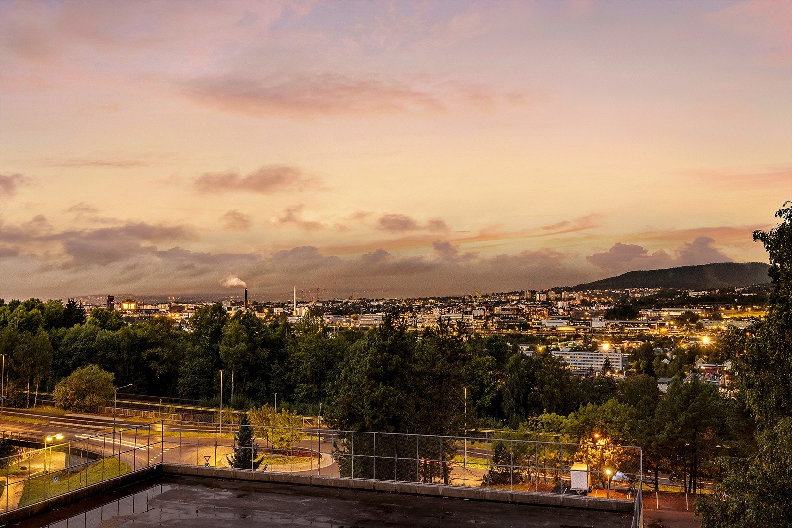 Her bor du høyt og fritt med nydelig utsikt over byen! Det er heis i blokken. Galleribilde