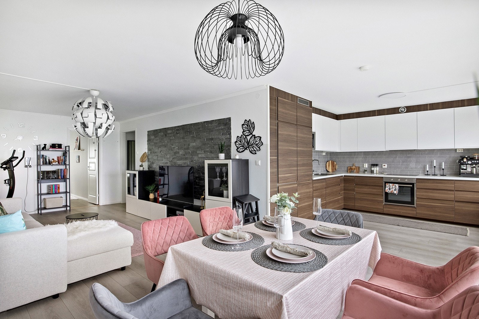 Boligen har en smart delt kjøkken/stue løsning Galleribilde