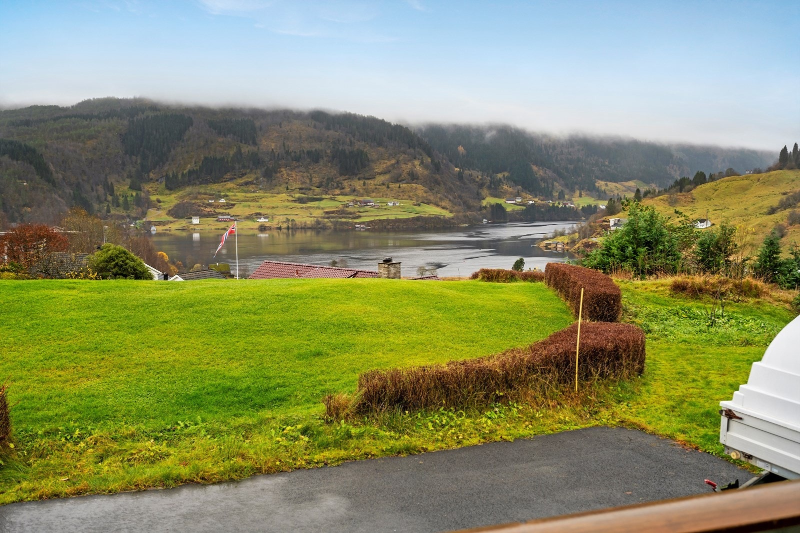 Flott utsikt mot fjorden fra terrassen. Galleribilde