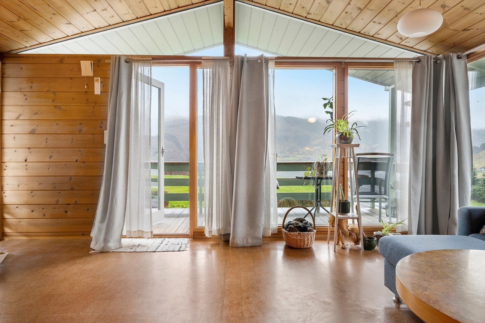 Fra stuen er det utgang til sørvendt terrasse med takoverbygg. Galleribilde