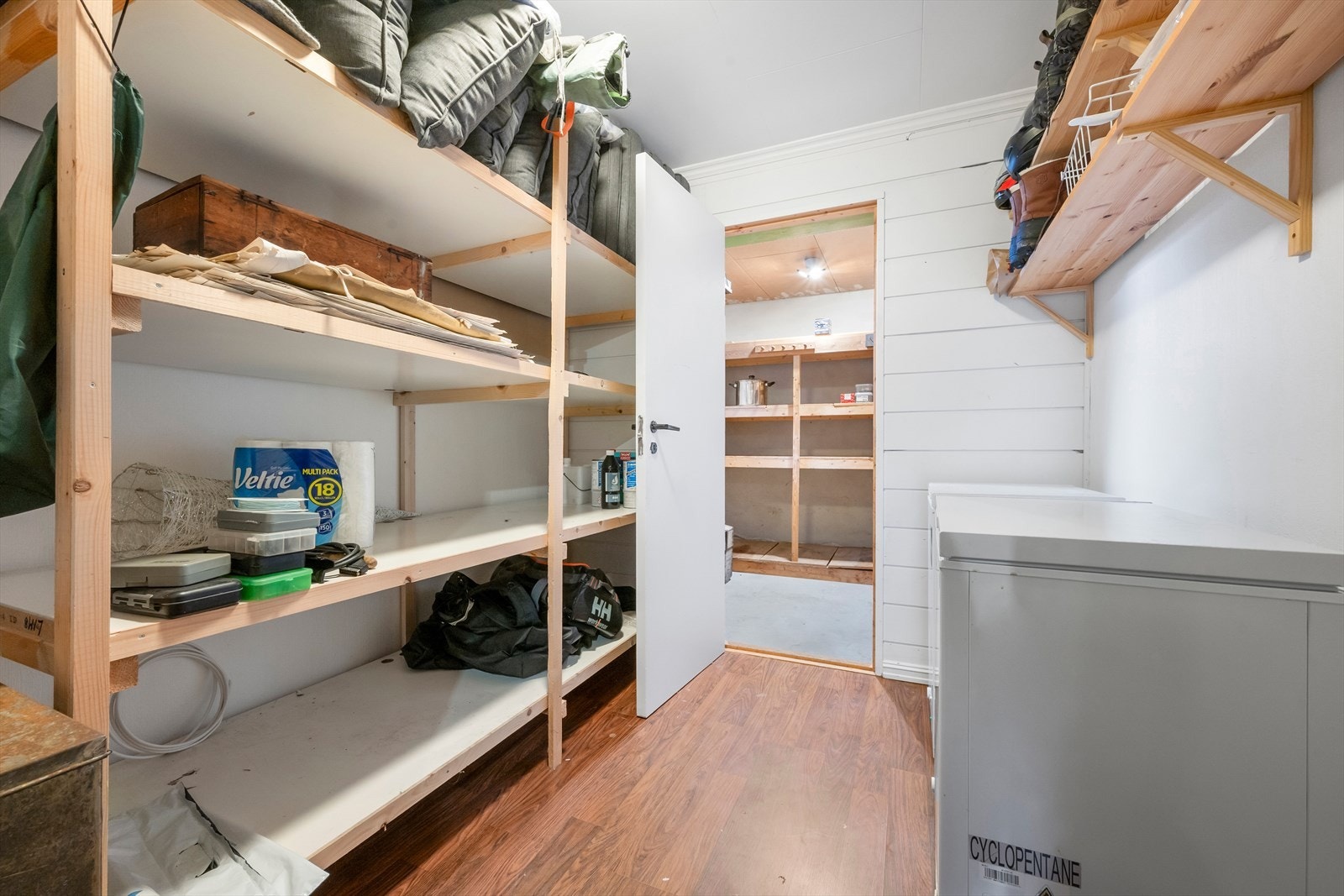 Det er godt med bodplass i boligen. Galleribilde