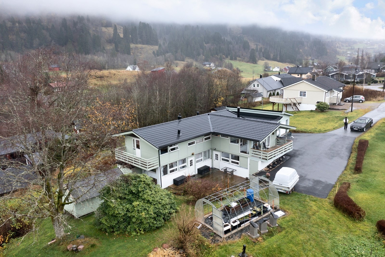 Romslig tomt med fin beliggenhet i enden av blindvei. Galleribilde