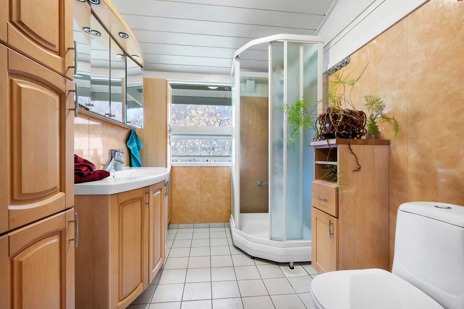 Badet i hovedetasjen er innredet med dusjkabinett, toalett og innredning med servant. Galleribilde