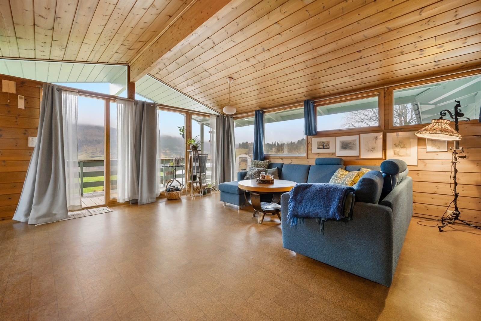 Stuen har god takhøyde og store vindusflater. Galleribilde