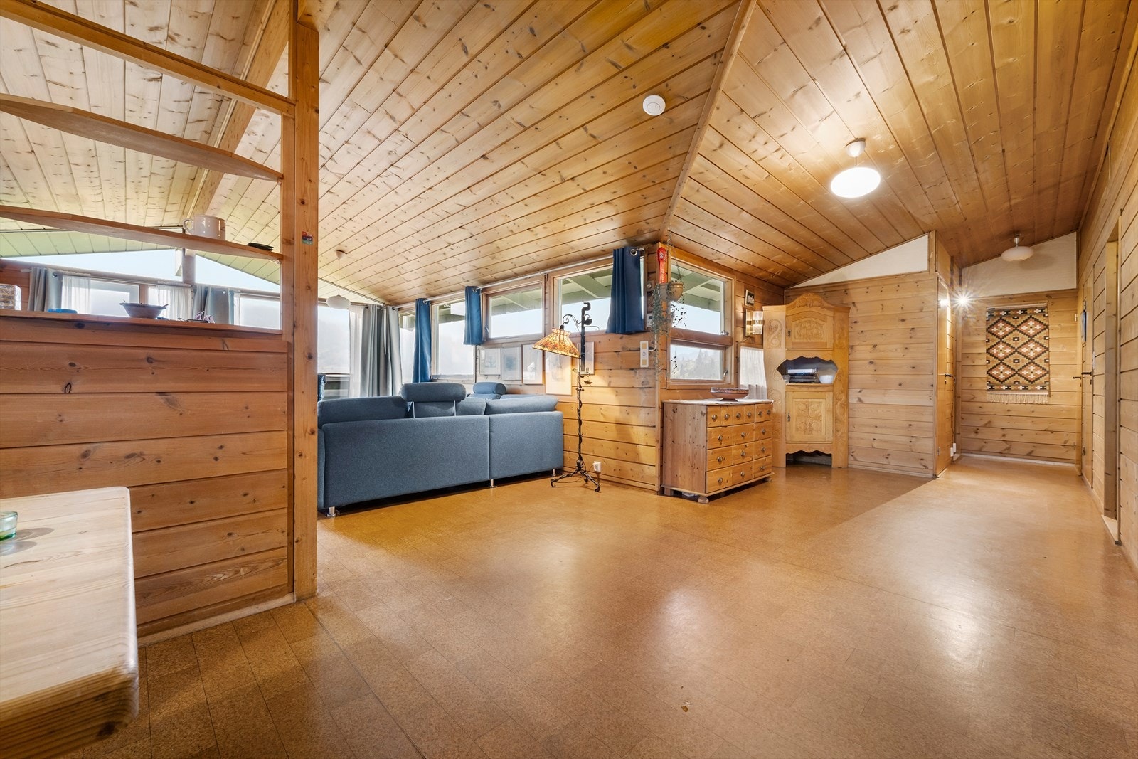 Hovedetasjen består av stue, kjøkken, 3 soverom, bad og kott. Galleribilde