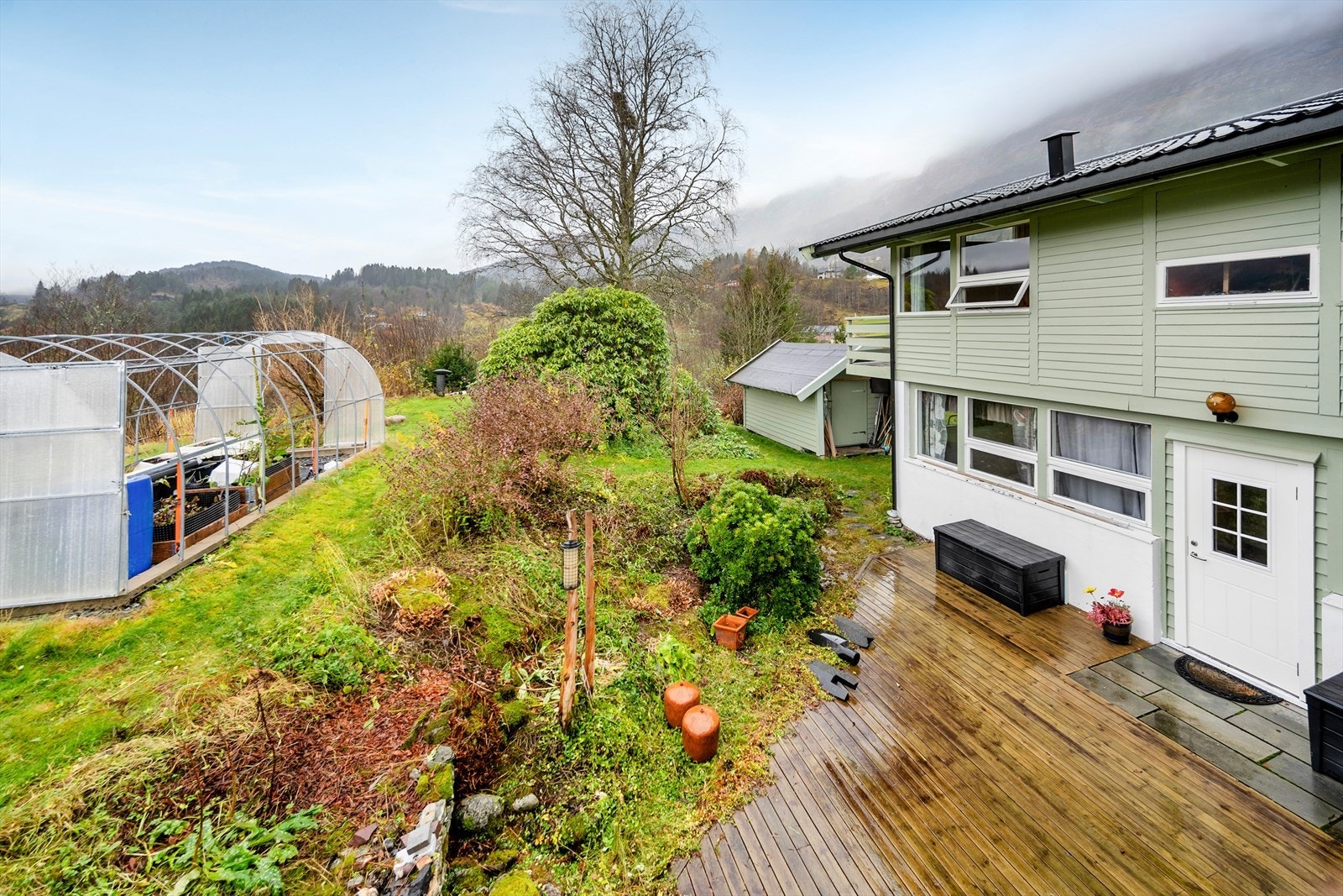 Sørvestvendt terrasse ved inngangspartiet. Galleribilde