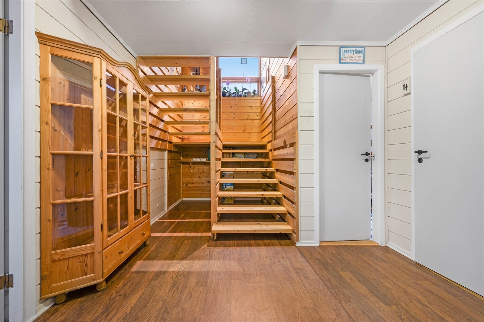 Underetasjen består av vindfang, gang m/trapp, vaskerom, toalett og bodareal i hoveddelen. I tillegg er det hybel med stue/kjøkken, 1 soverom og vindfang. Galleribilde