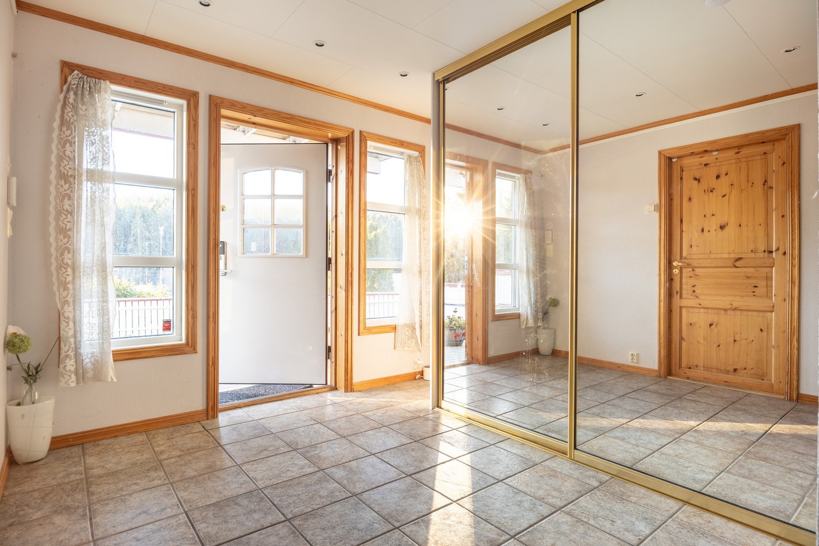 Rikelig med oppbevaringsplass for yttertøy og klær. Galleribilde