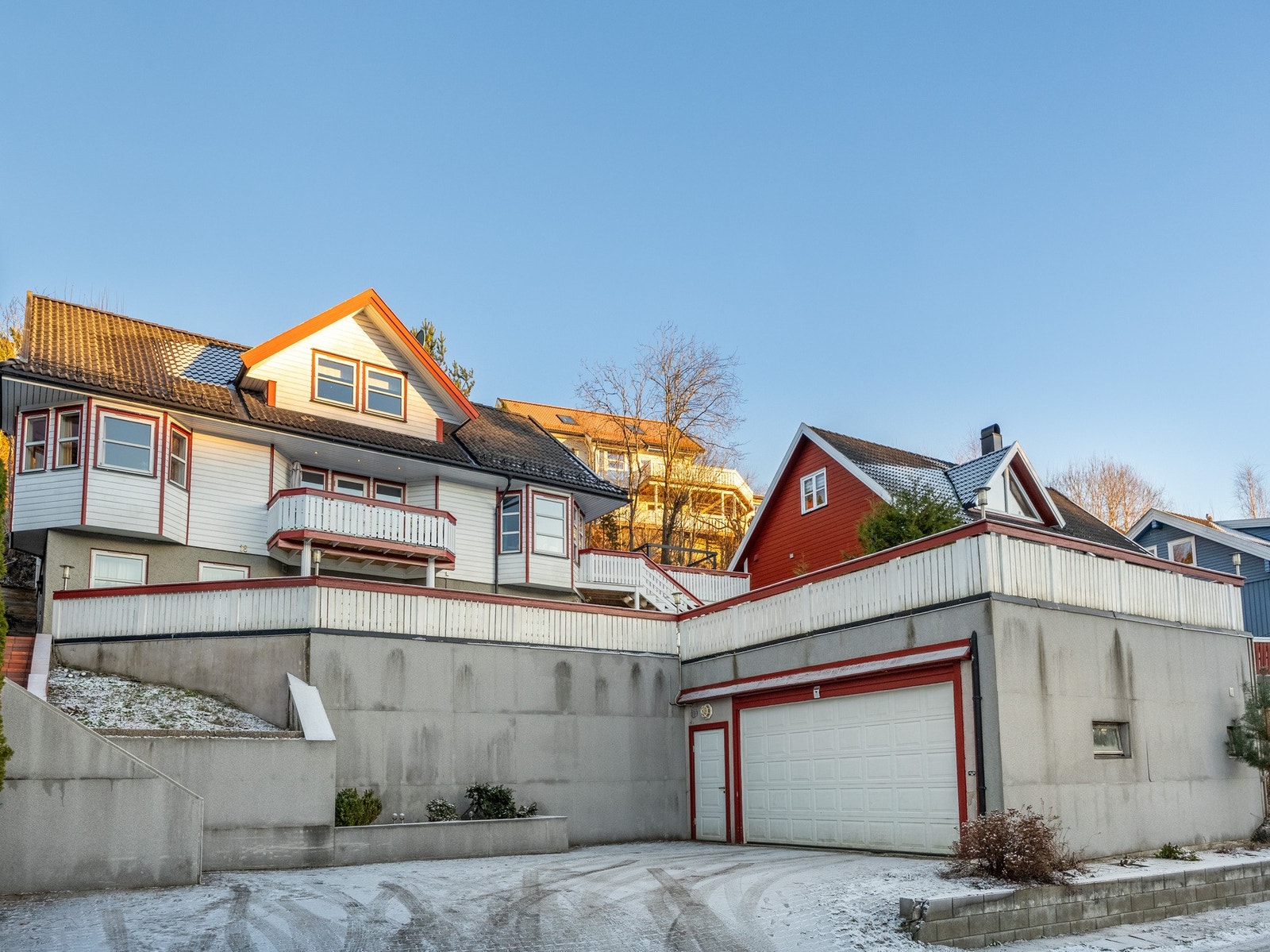 Det er flere biloppstillingsplasser på egen tomt. Det er montert el-billader. Galleribilde