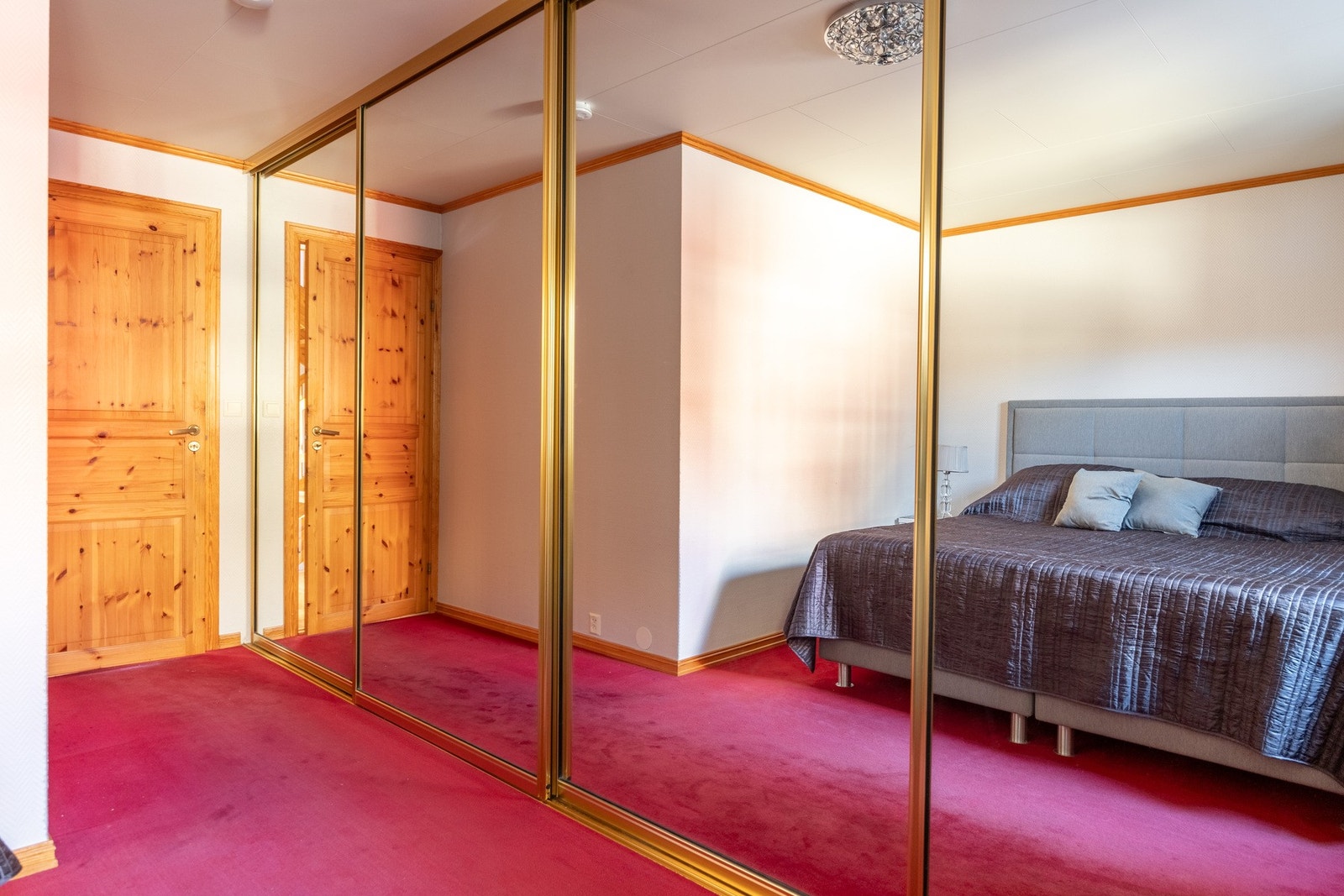 Rikelig med oppbevaringsplass i stor skyvedørsgarderobe. Galleribilde