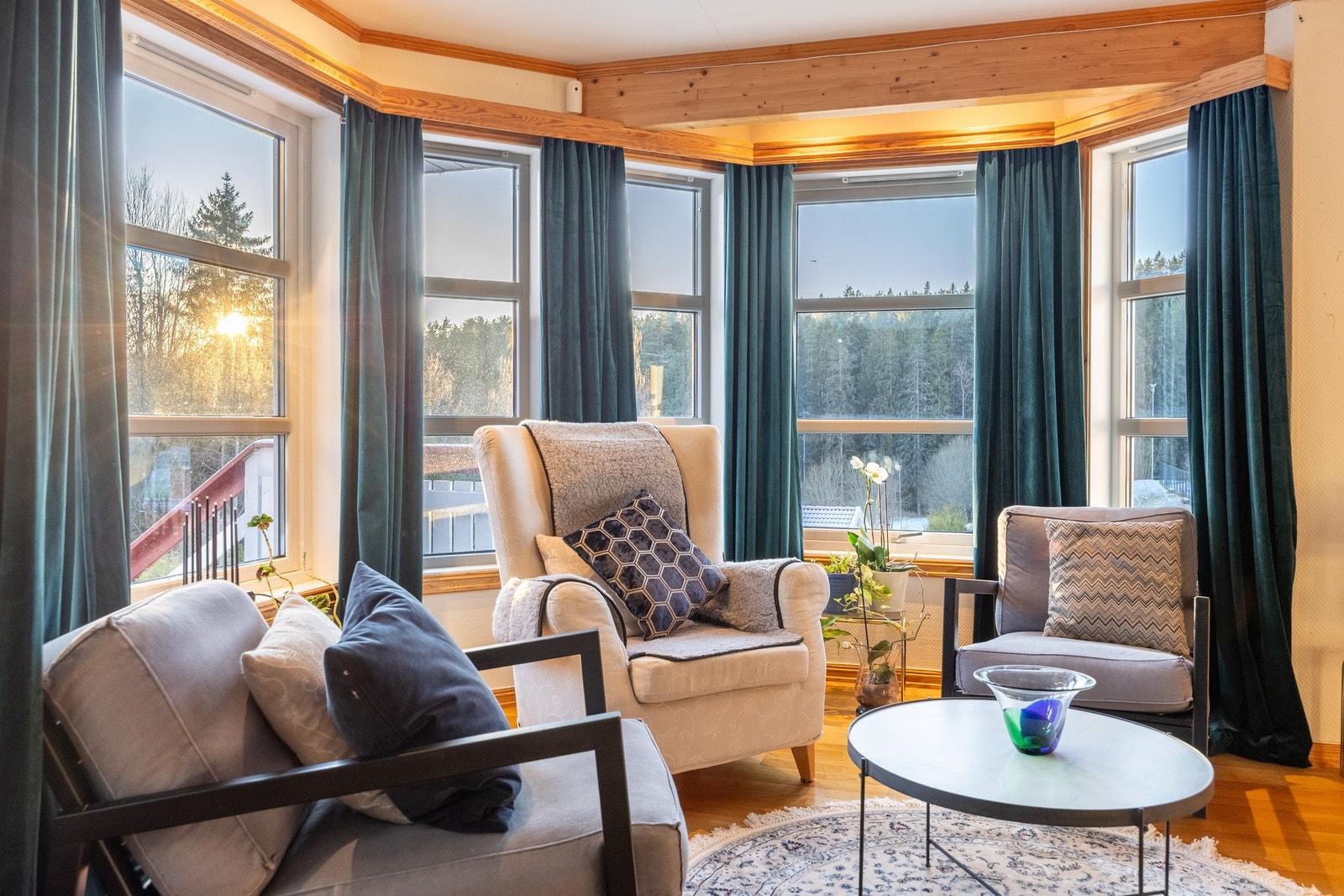 Det er rikelig med naturlig lysinnslipp fra store vindusflater. Galleribilde