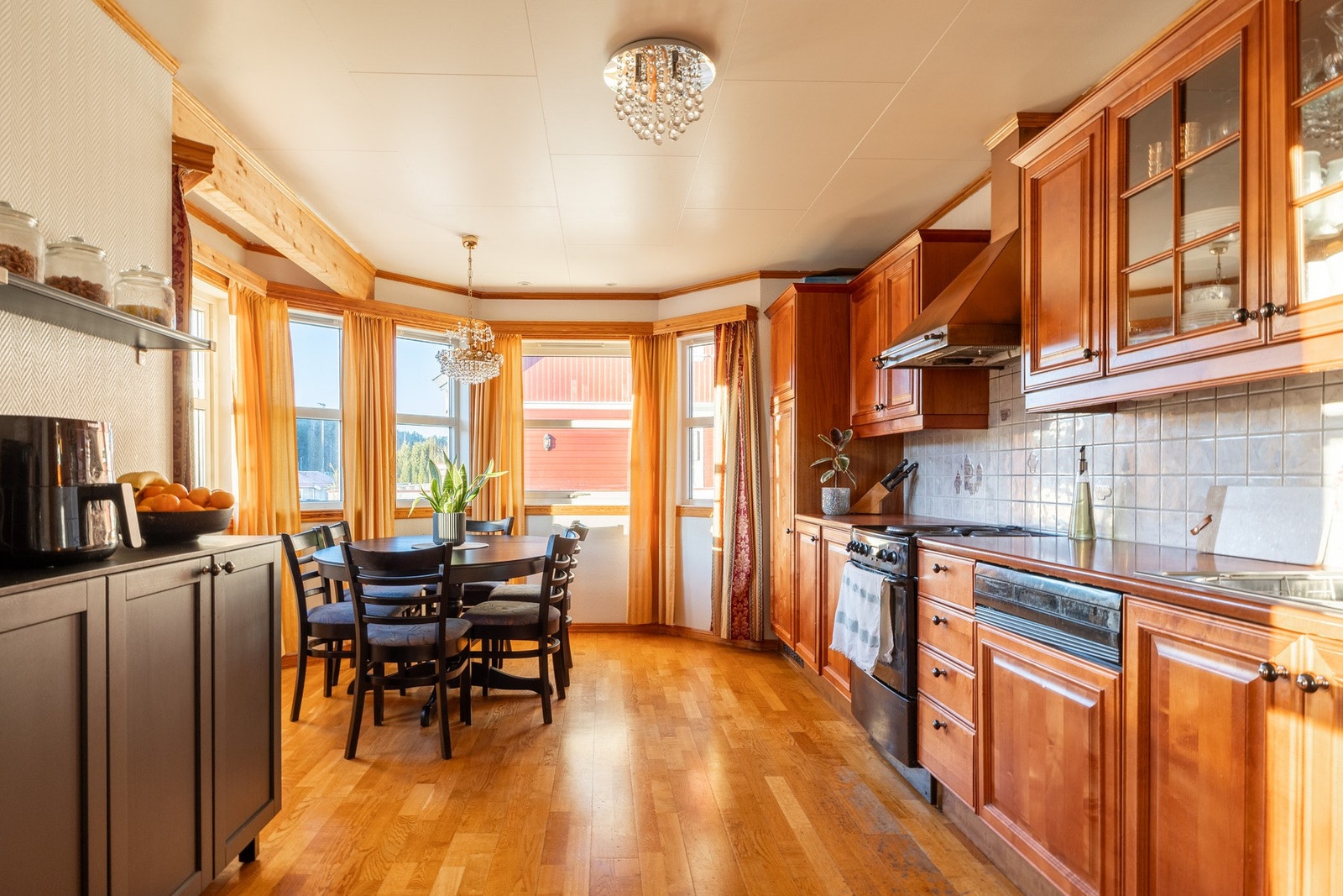 Separat kjøkken med spiseplass. Galleribilde