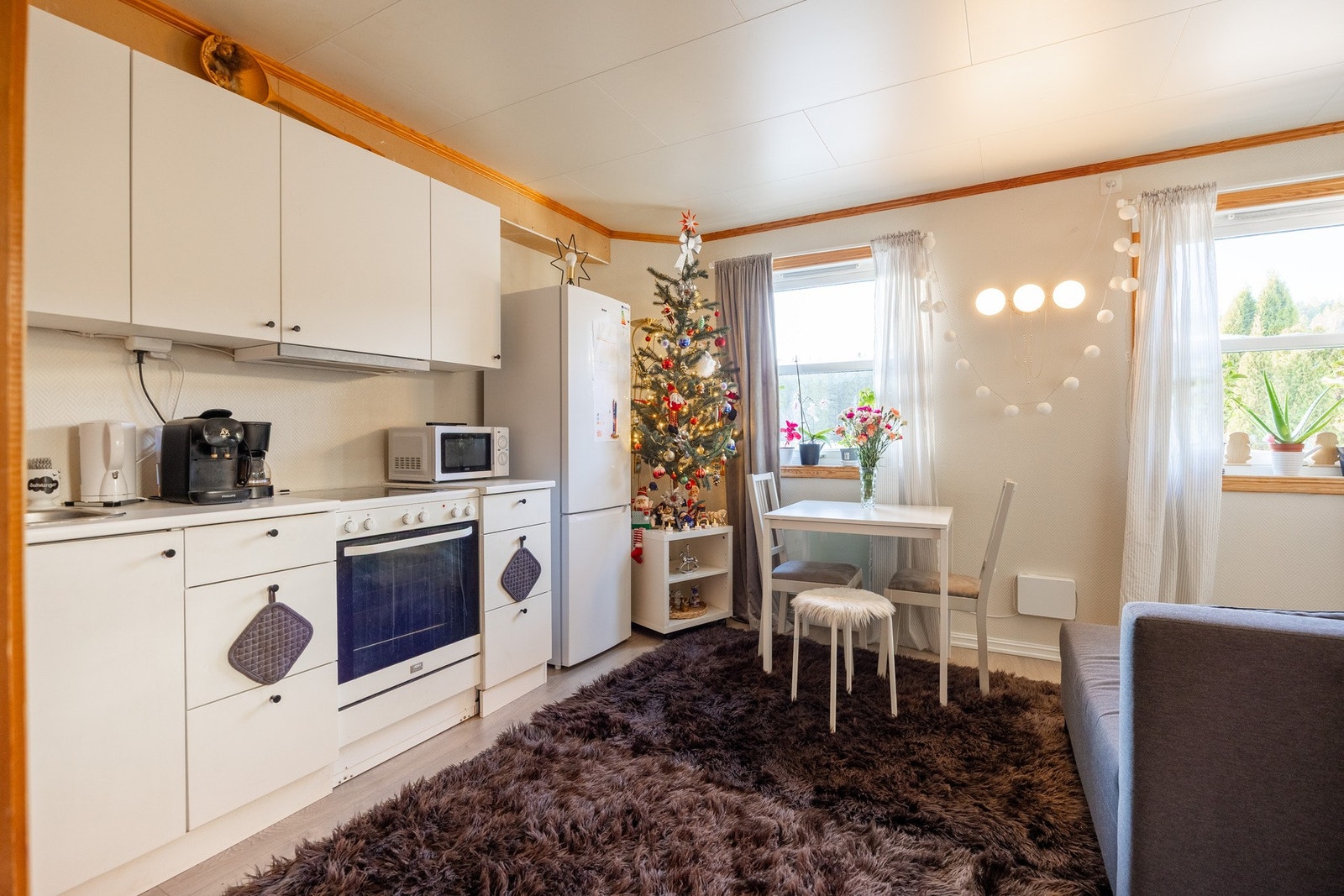 Videre har man en godkjent hybelleilighet med egen inngang. Galleribilde