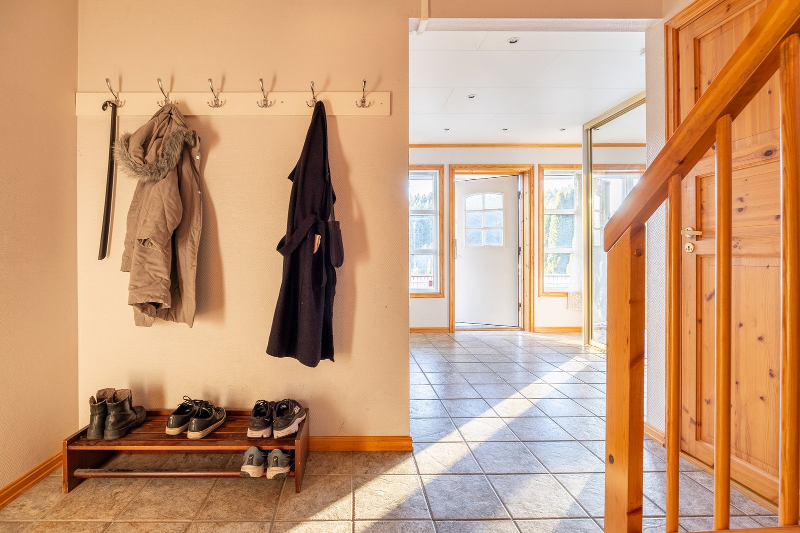 I underetasjens hoveddel får man en stor og romslig entré/hall. Galleribilde