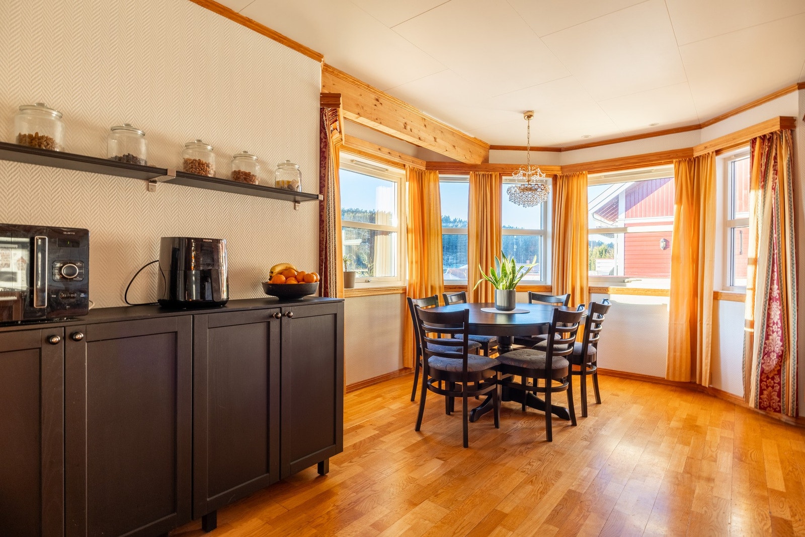 Naturlig plass for spisebord ved vinduet. Galleribilde