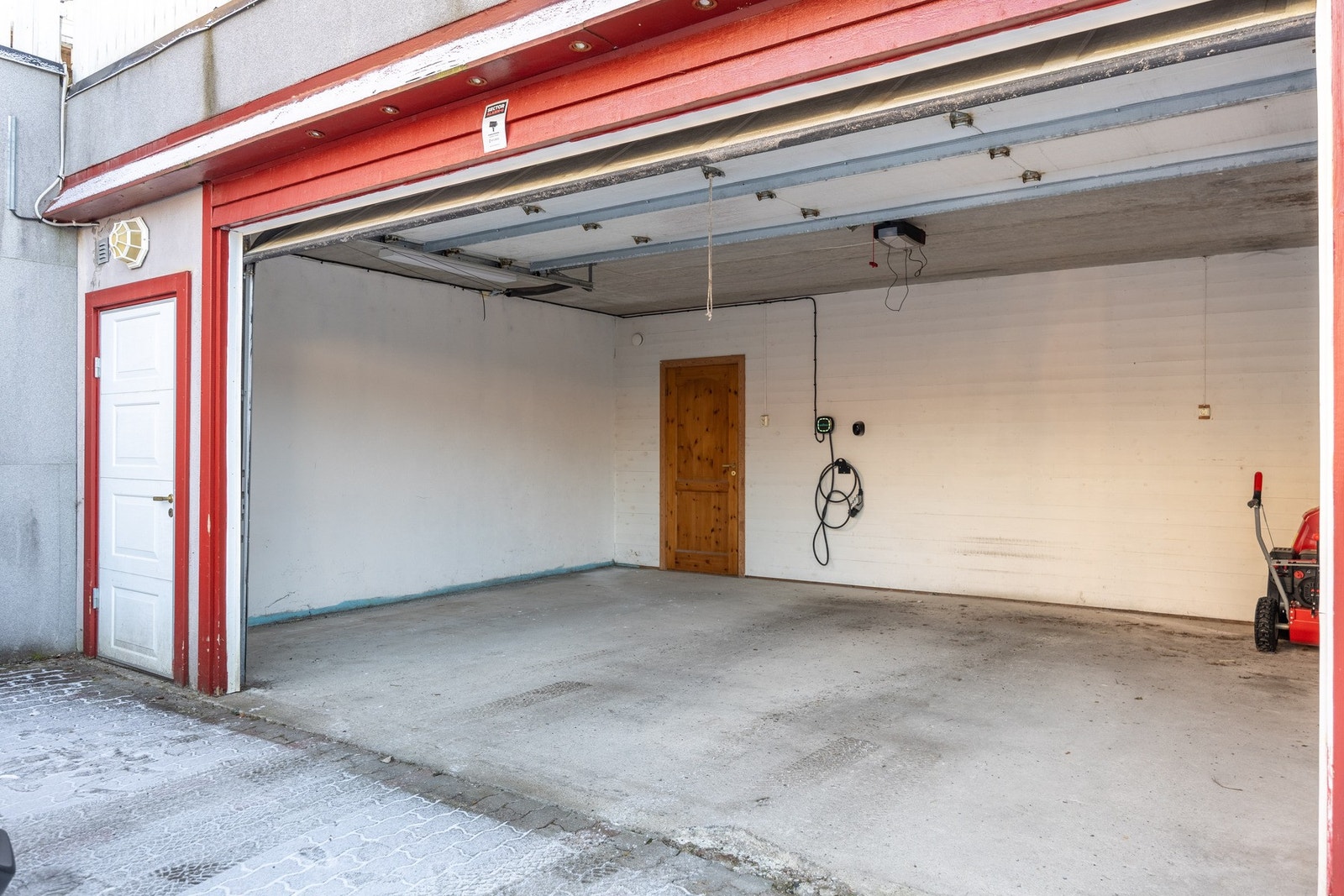 Garasjen er på 32 kvm, og har en tilleggende bod på 12 kvm. Galleribilde