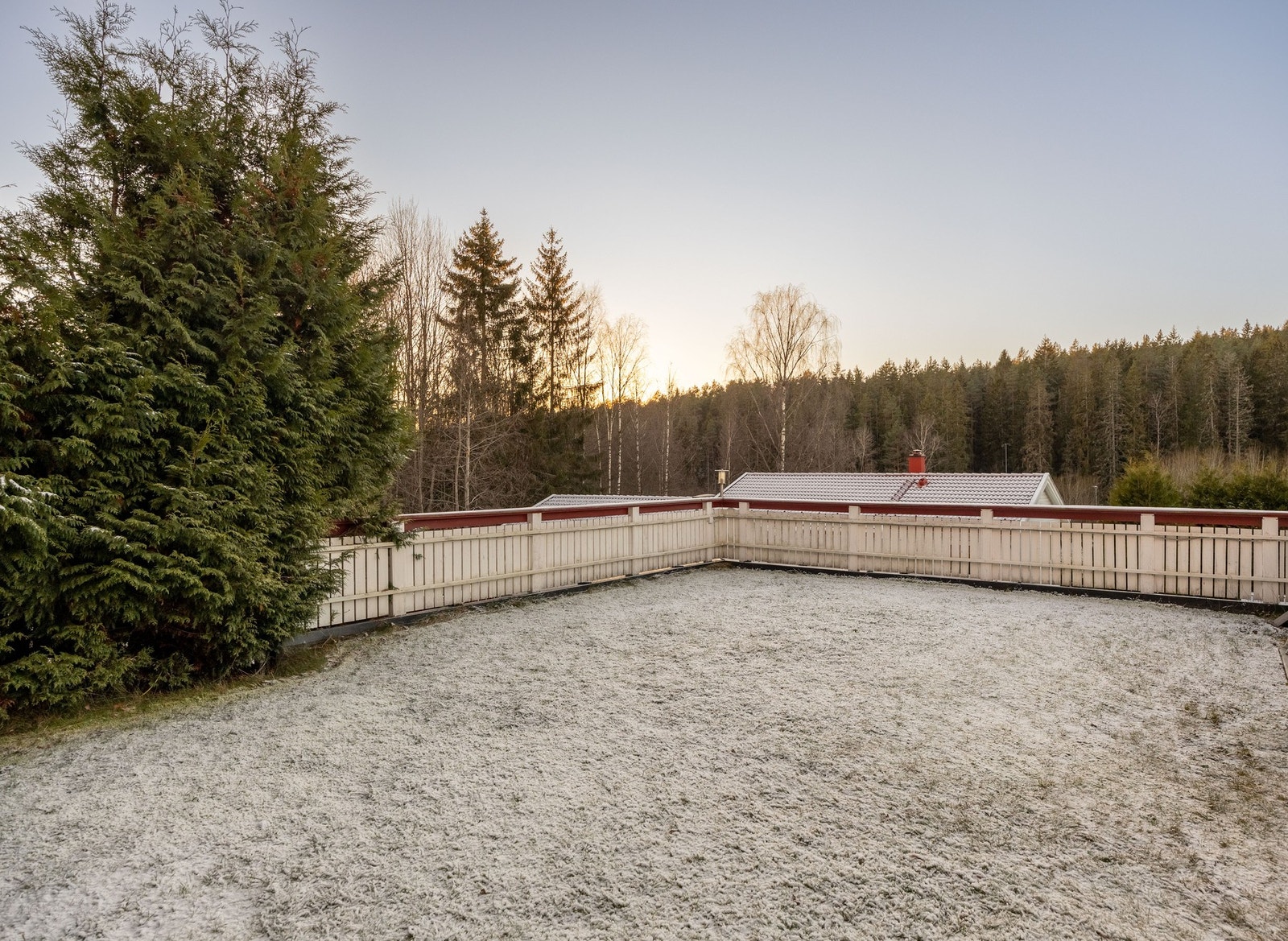 Lettstelt og koselig hage. Galleribilde