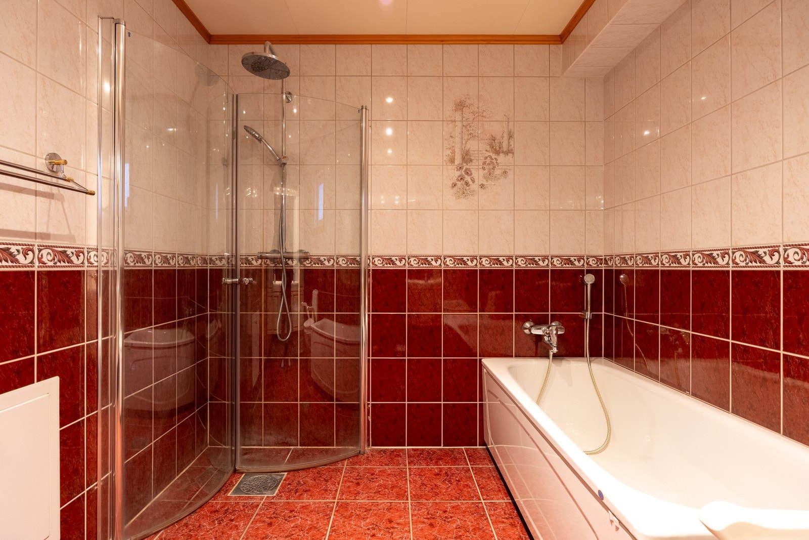 Romslig bad i hovedetasjen. Galleribilde