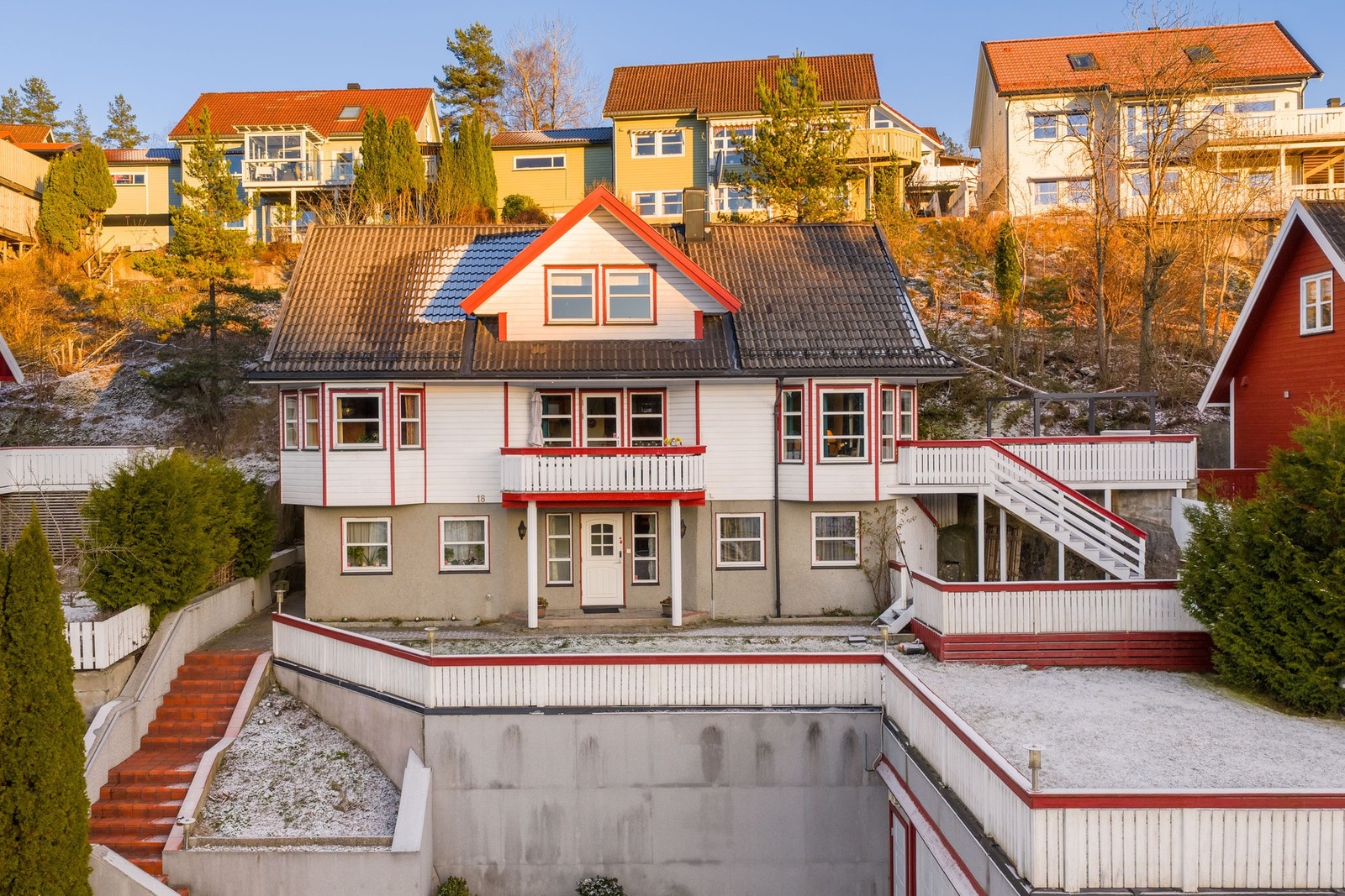 Dette er en stor og innholdsrik enebolig med solrik tomt. Galleribilde