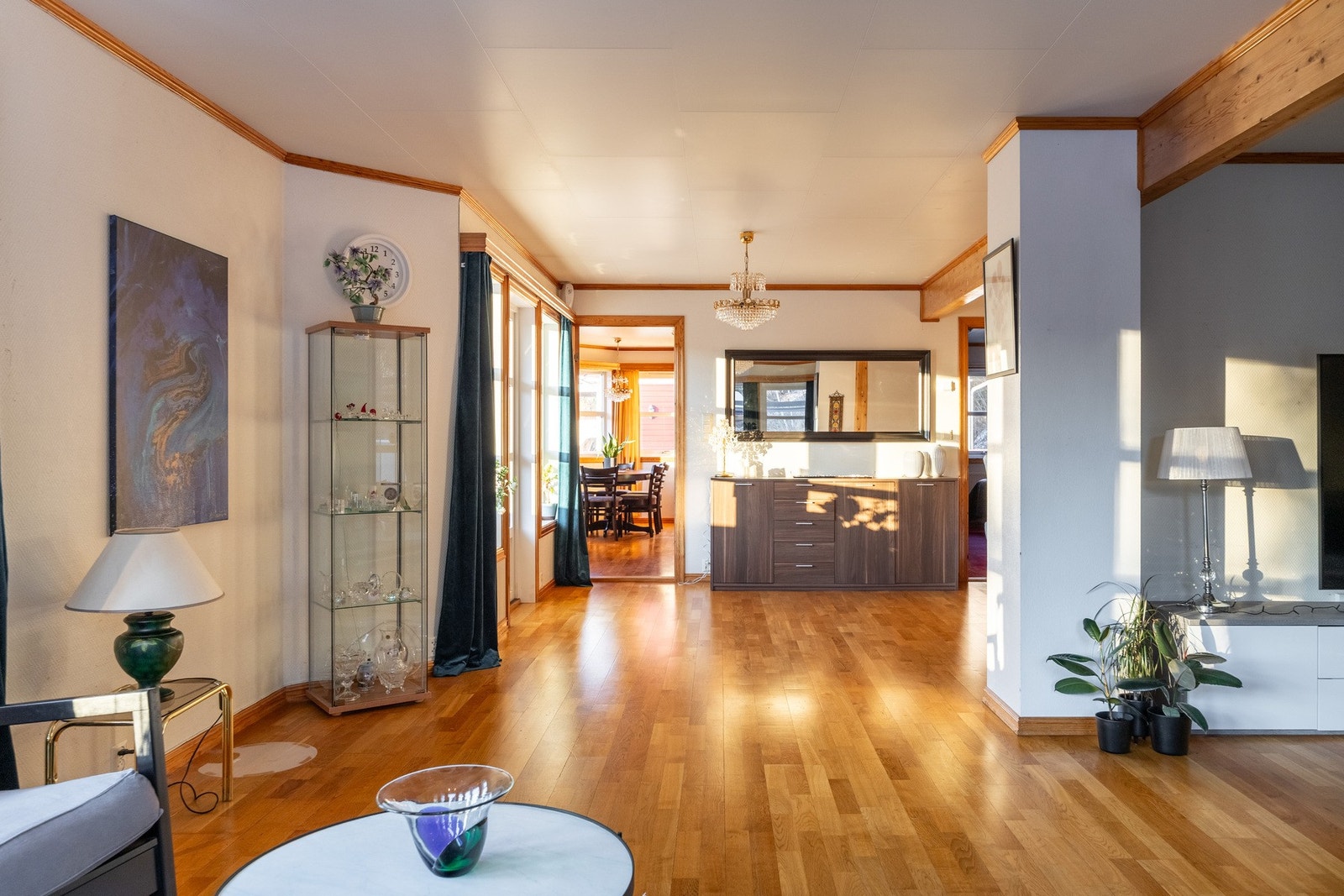 Videre adkomst mot gang og separat kjøkken. Galleribilde