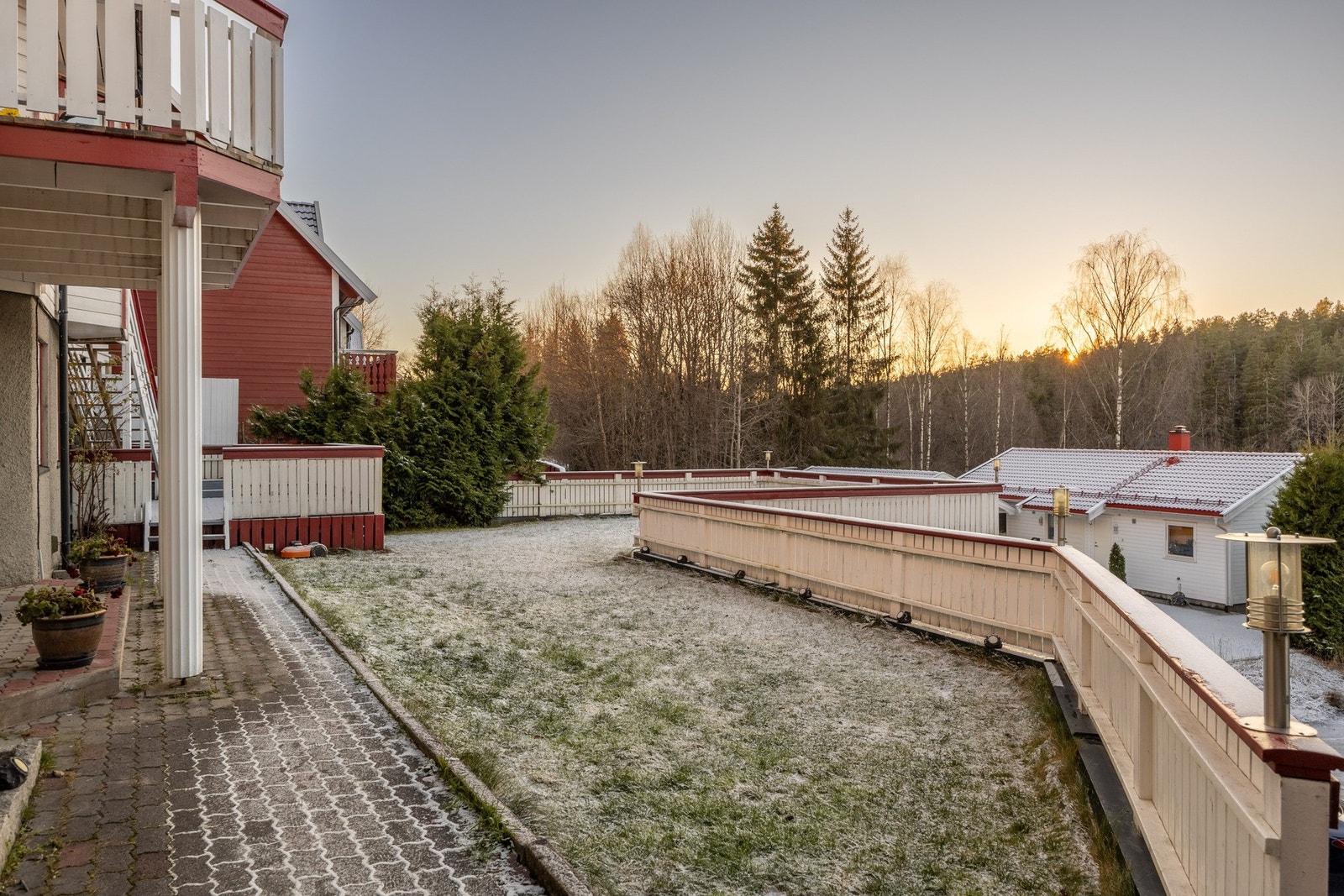 Her bor du barnevennlig og solrikt, med stor tomt som gir rikelig med boltreplass for hele familien. Galleribilde
