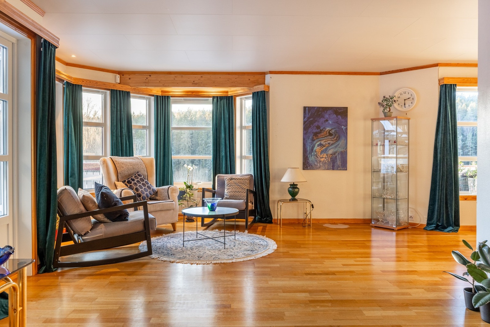 Stuen har en god planløsning som gjør det enkelt å innrede i ulike soner. Galleribilde