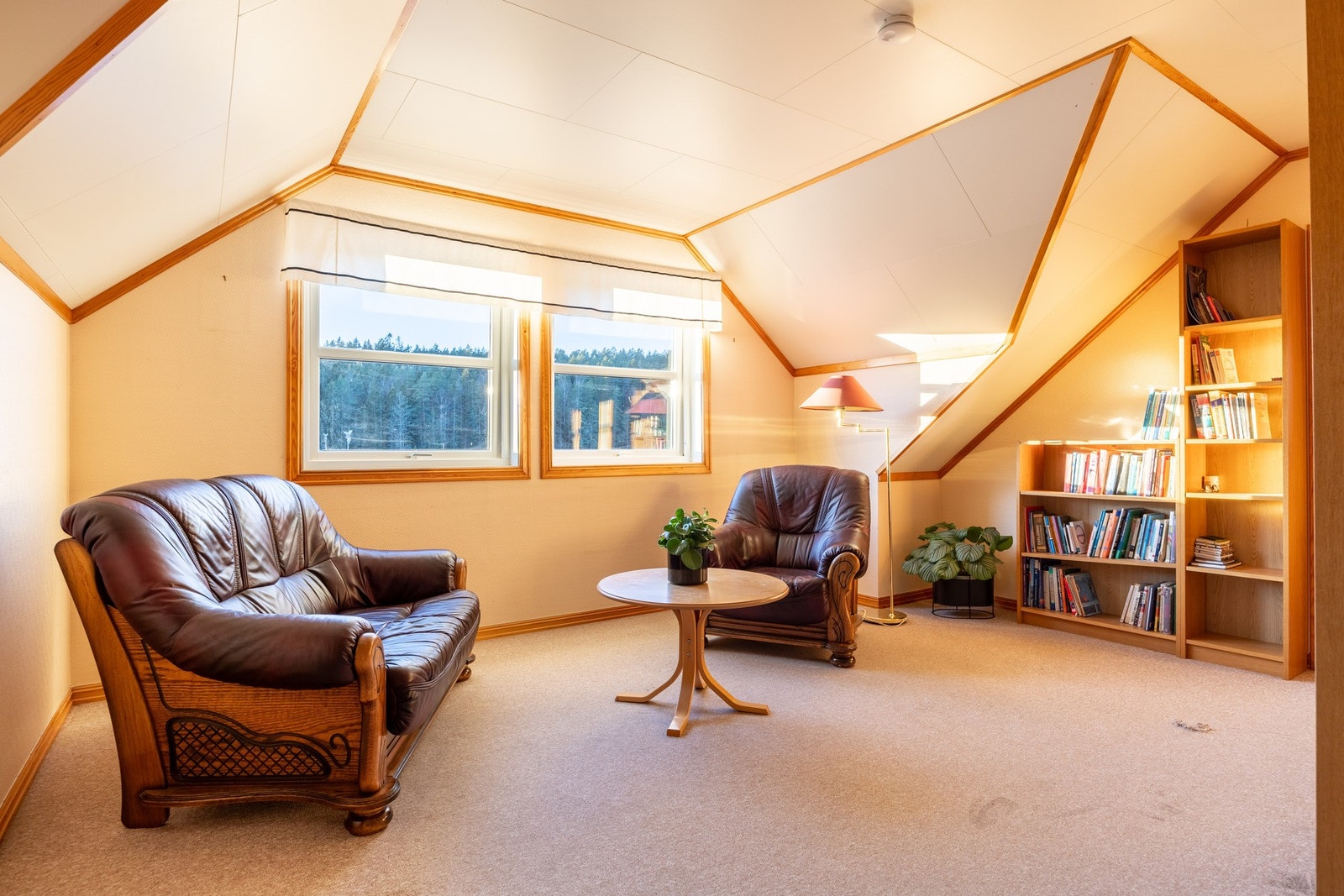 Koselig loftstue med flere innredningsmuligheter. Galleribilde