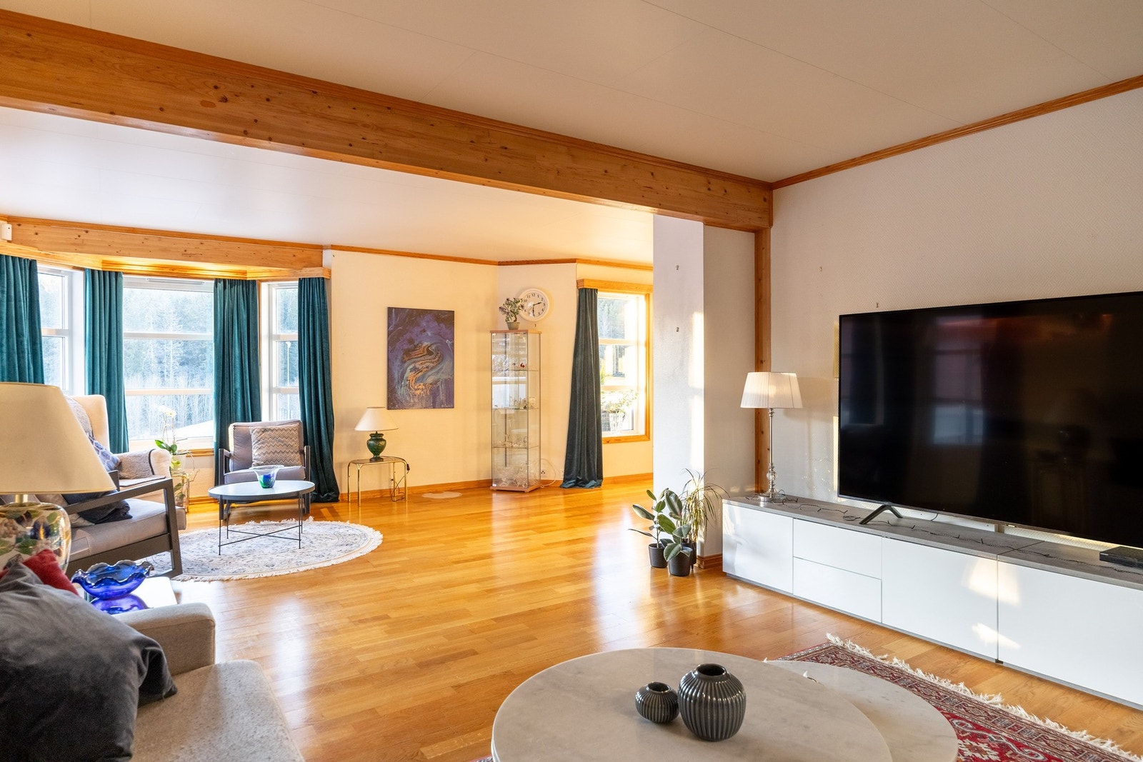 God plass til sofa, stoler, bord og tilhørende mediemøblement. Galleribilde