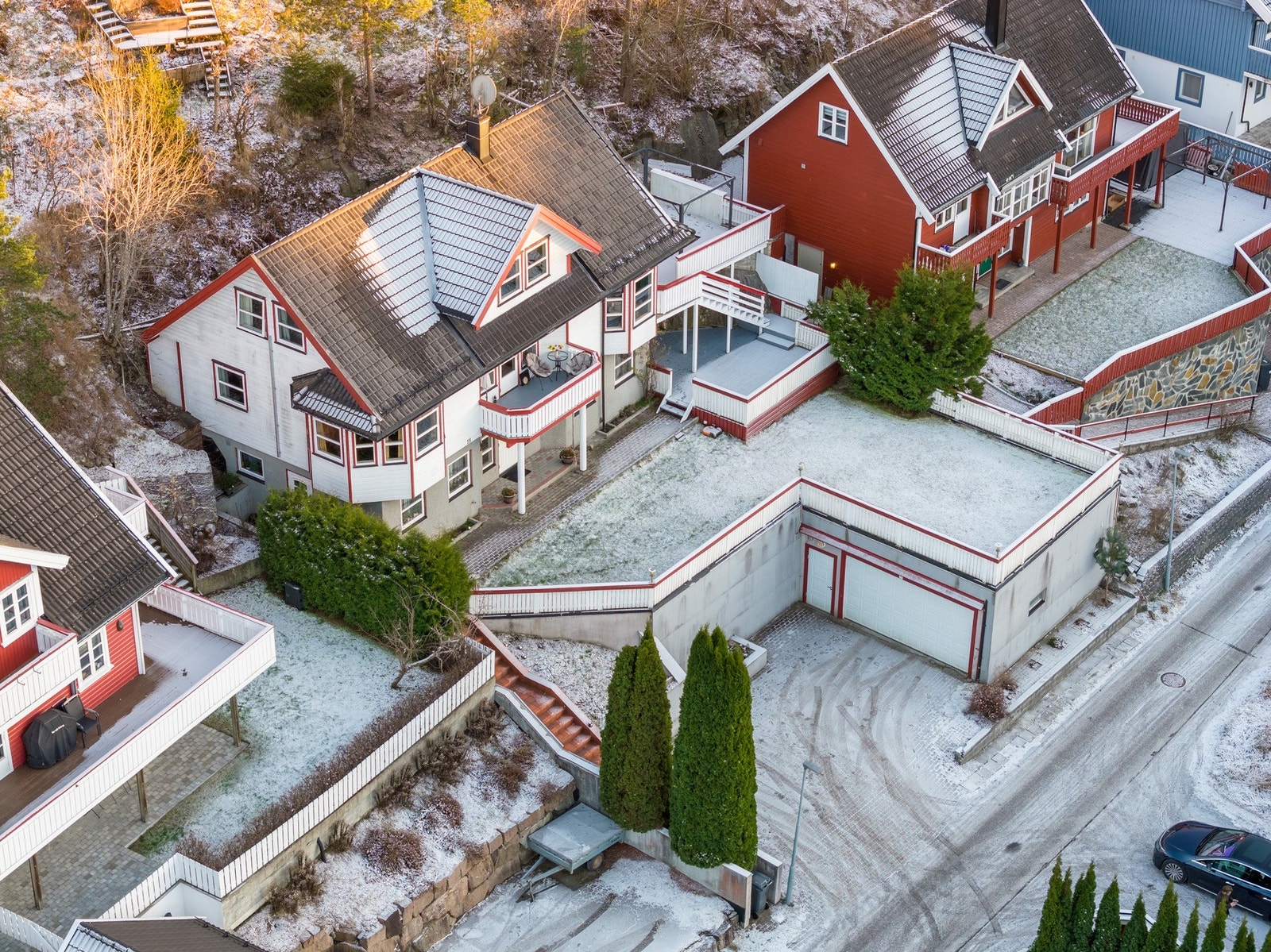 Boligen kombinerer god plass med mange muligheter, enten du ønsker plass til storfamilien, hjemmekontor, hobbyrom eller ekstra inntekt fra utleie. Galleribilde