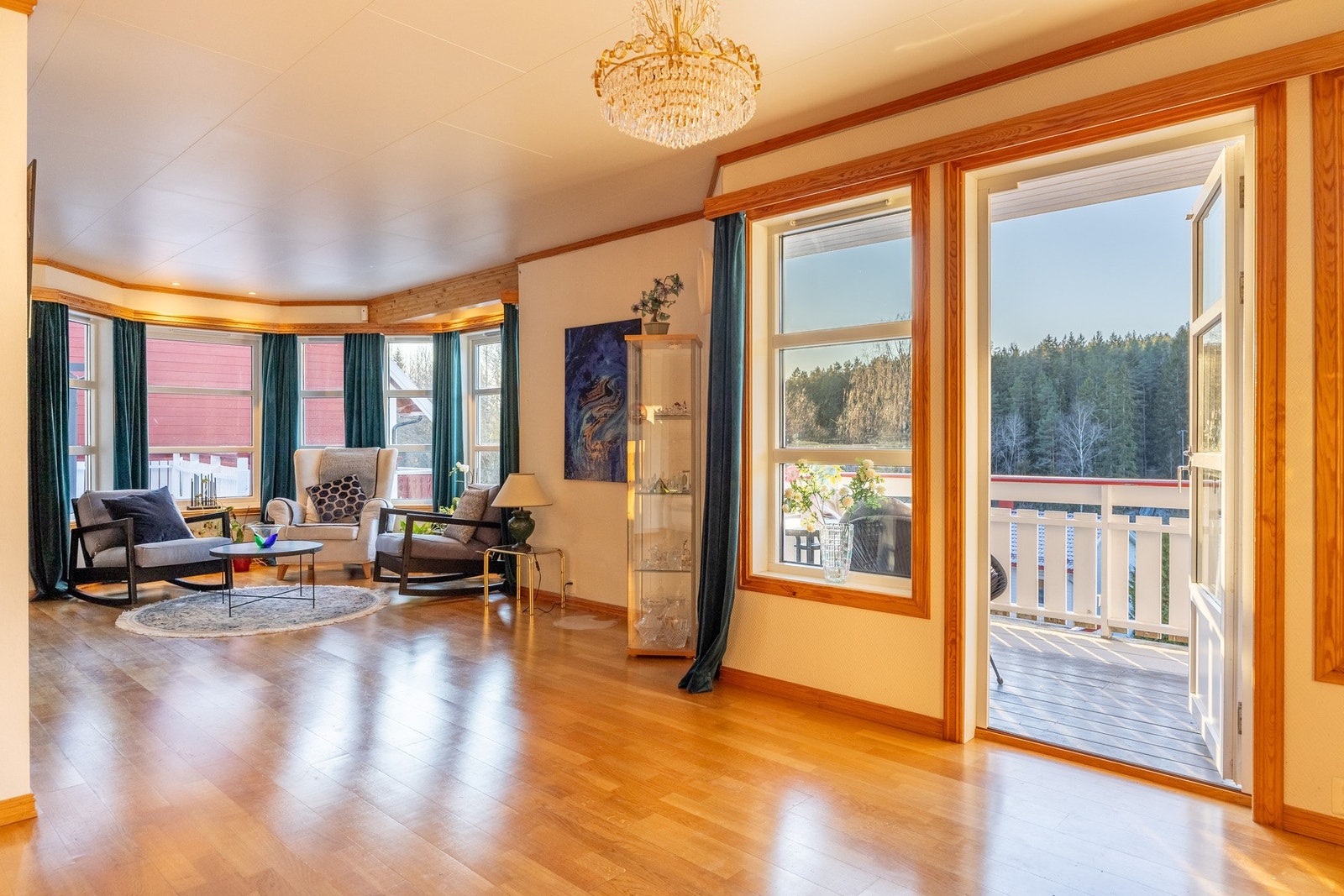 Boligen har store, luftige oppholdsrom. Galleribilde