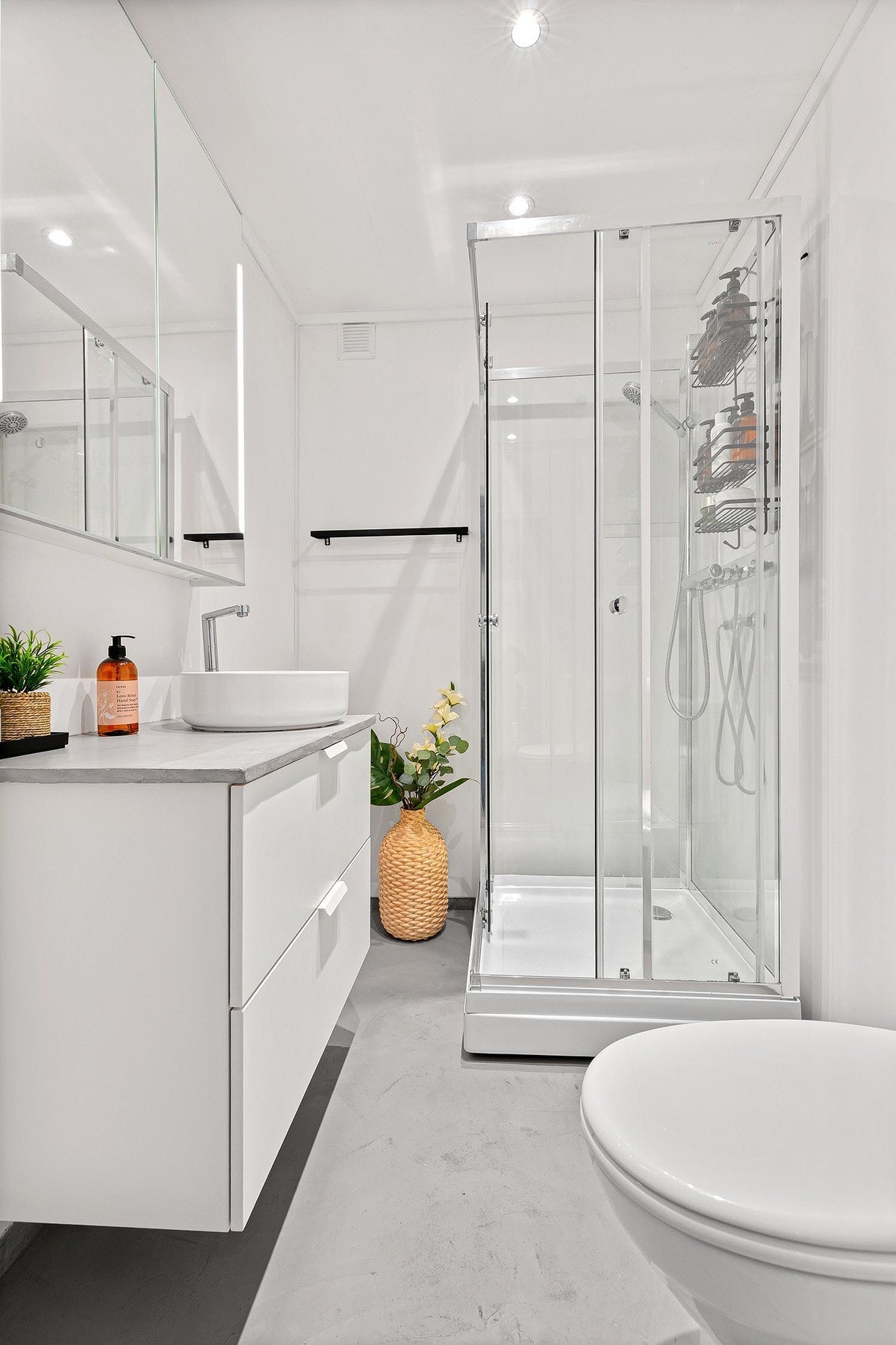 Badet er oppgradert i nyere tid og har et moderne uttrykk med baderomsplater, mikrosement og behagelige overflater. Galleribilde