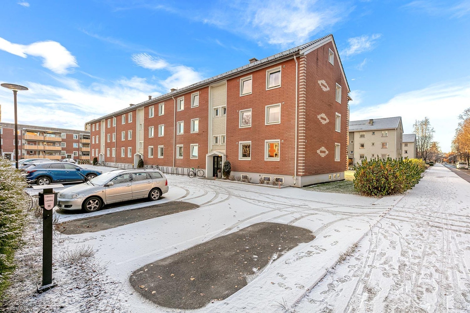 Borettslaget har parkeringsplasser som fordeles av styret. Det følger en parkeringsplass med leiligheten. Galleribilde