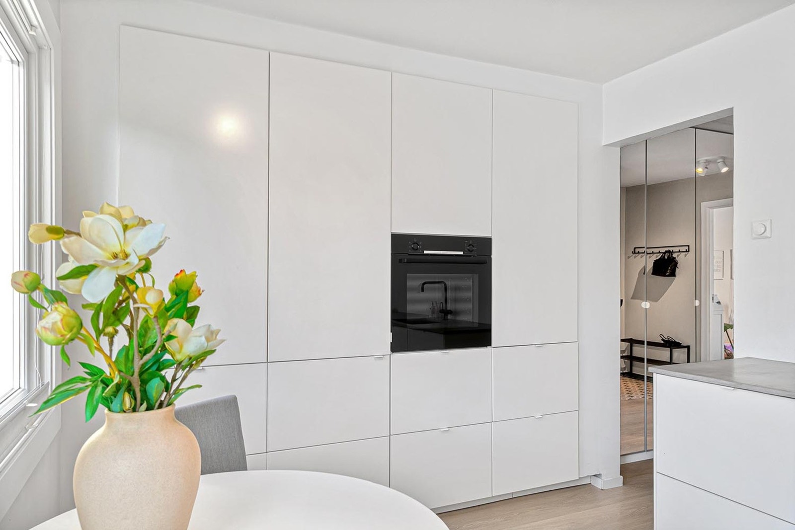 Kjøkkenet er stilrent og moderne med glatte fronter og mikrosement på benkeplaten - en look som både ser bra ut og fungerer i hverdagen. Galleribilde