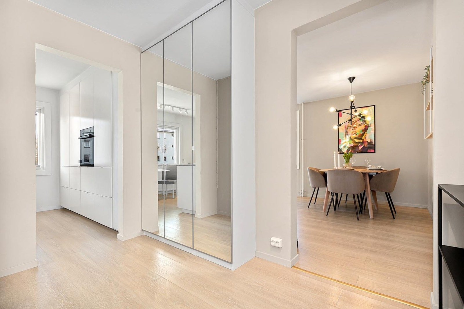 Her får du en ryddig start og slutt på dagen - et rom som gjør akkurat det en god entré skal gjøre: ta imot deg og tingene dine uten protest. Galleribilde