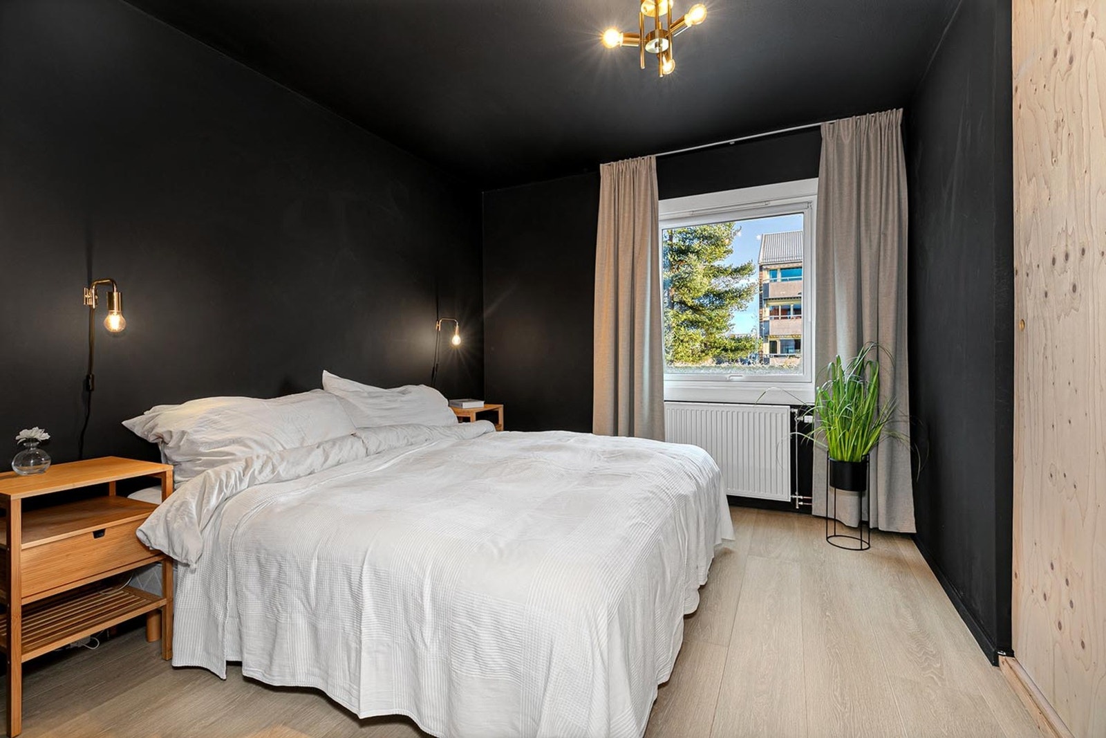 Hovedsoverommet er romslig og behagelig - en ekte hvileoase. Her får du fint plass til en stor seng, nattbord og garderobeløsninger. Galleribilde