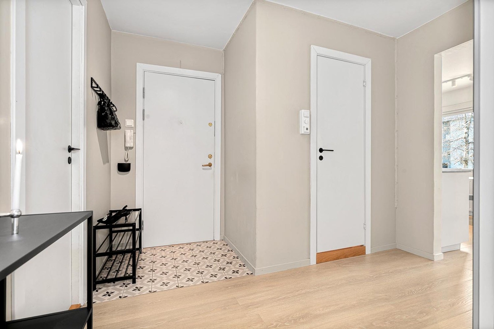 Gangen ønsker deg velkommen med en lun atmosfære, praktiske gulv og plass til å henge fra deg det du måtte bære med inn. Galleribilde