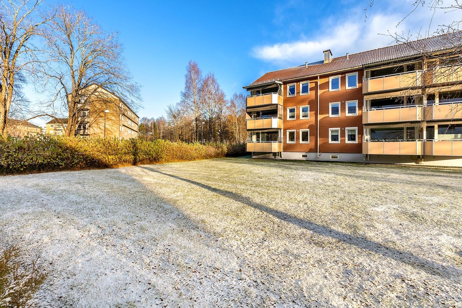 I nærområdet finner du alt du trenger i hverdagen. Dagligvarebutikker ligger bare noen minutters gange fra boligen, og det er kort vei til apotek, bakeri og andre servicetilbud. Galleribilde