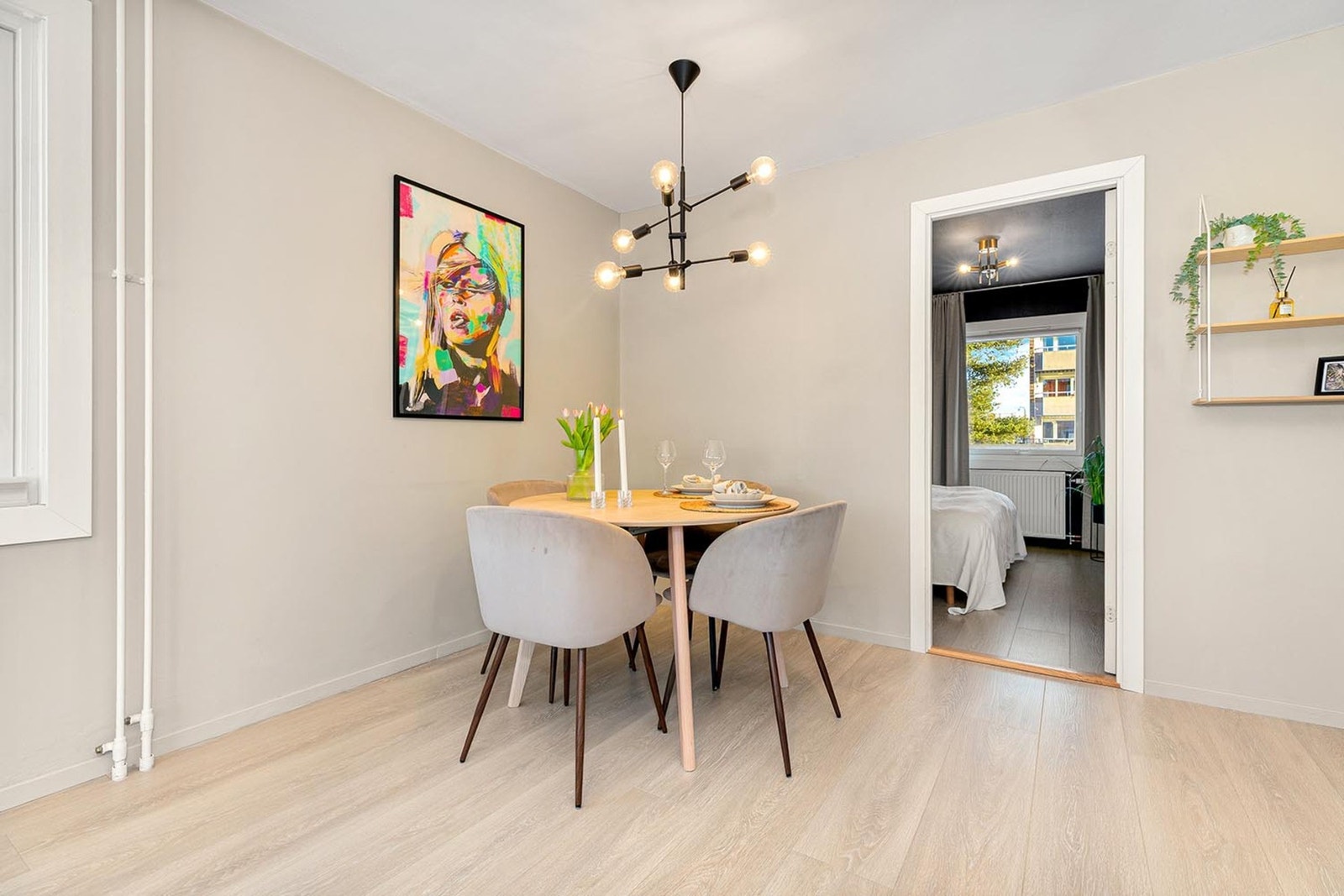 Her er det også plass til å utvide spisebordet for festligheter når det trengs. Galleribilde