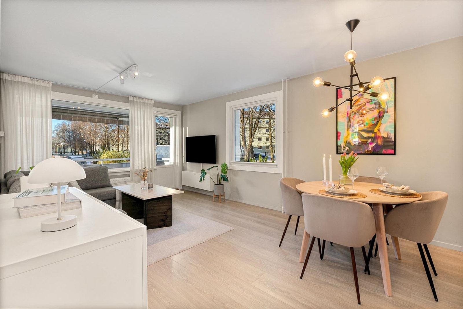 Stuen er lys, romslig og med en planløsning som gir deg gode møbleringsmuligheter. Galleribilde